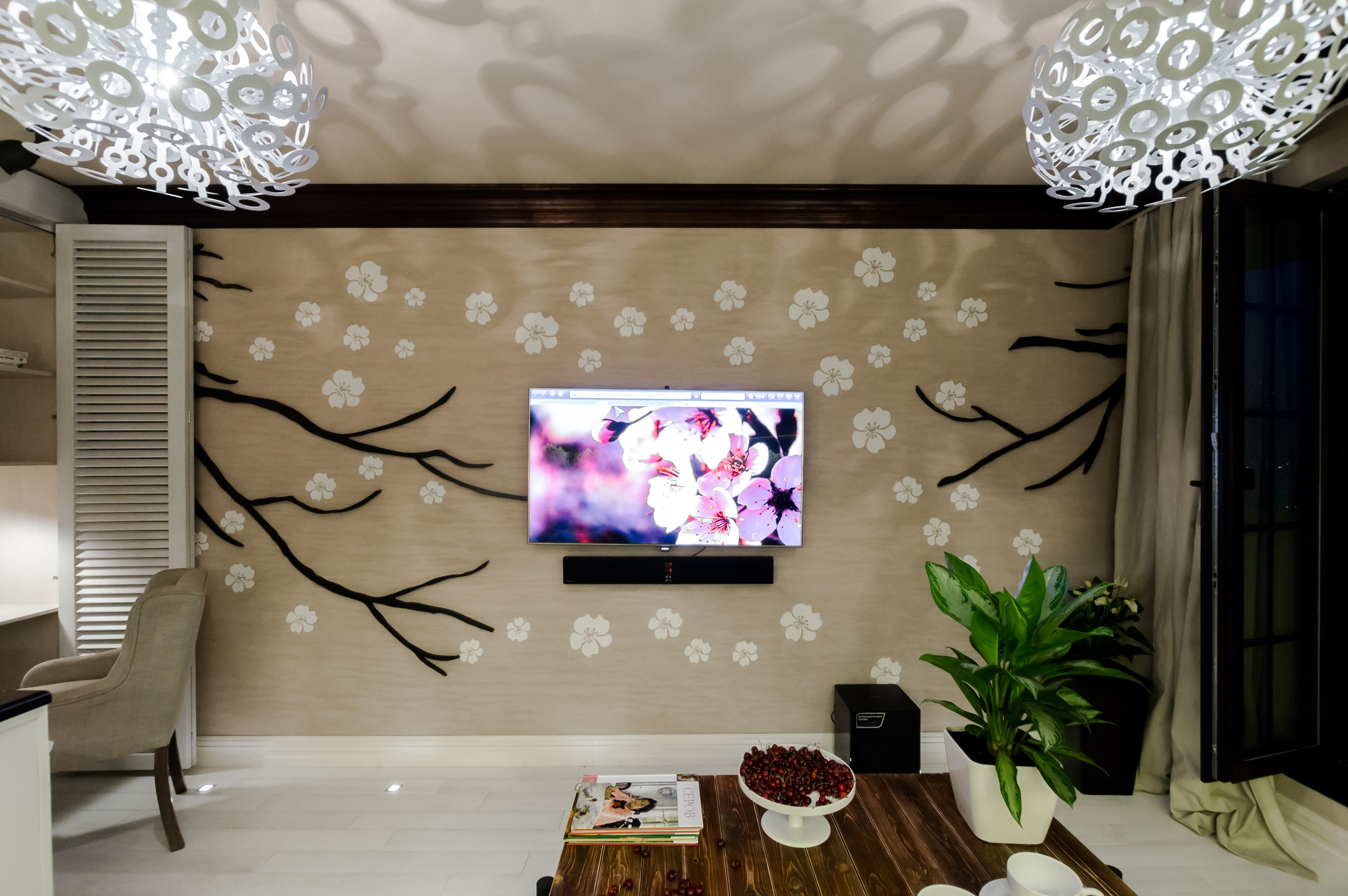 Гостиная недели: Интерьер 16 кв.м, превращенный в вишневый сад