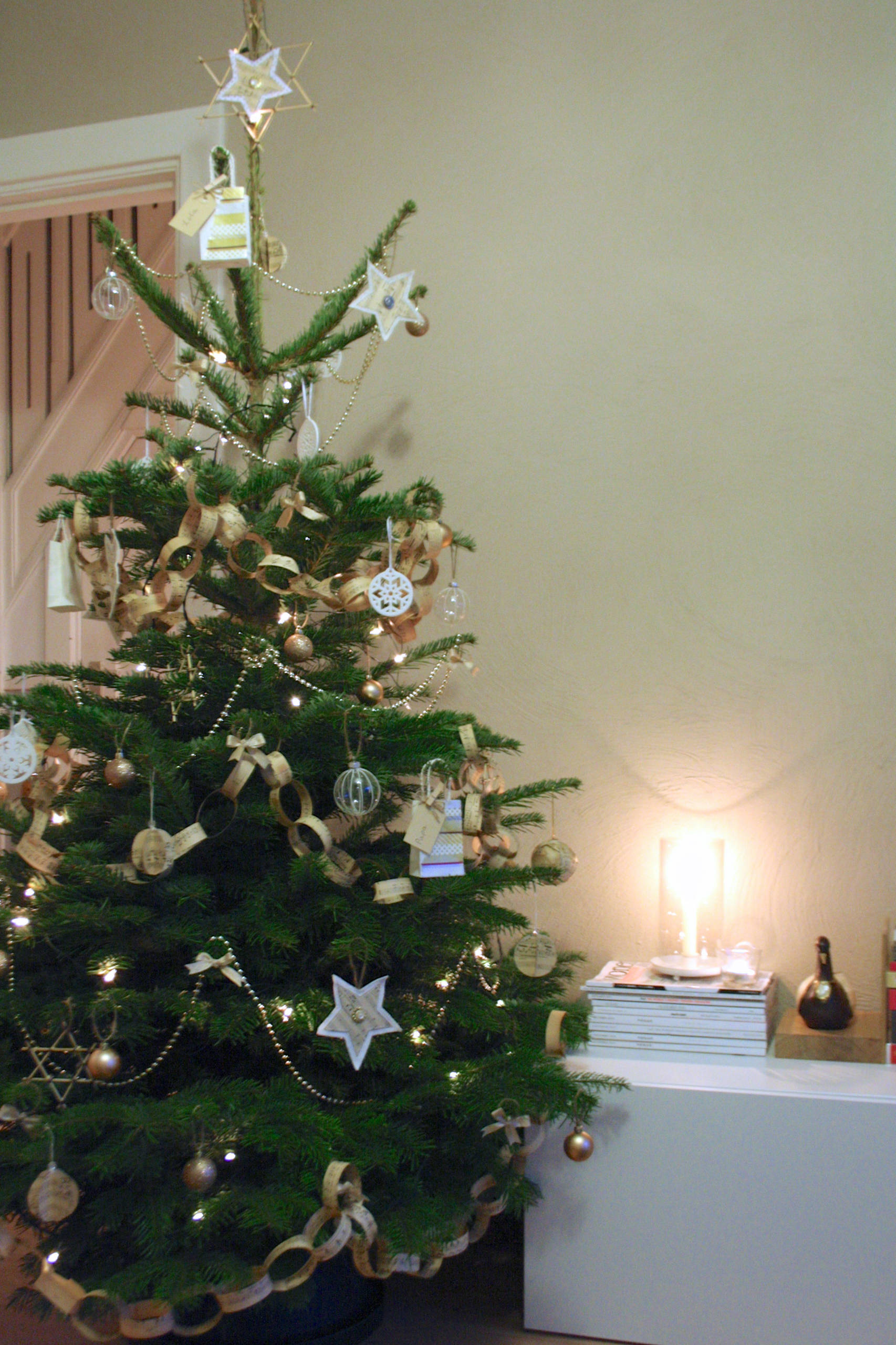 DIY: 4 способа сделать новогодние украшения из бумаги своими руками