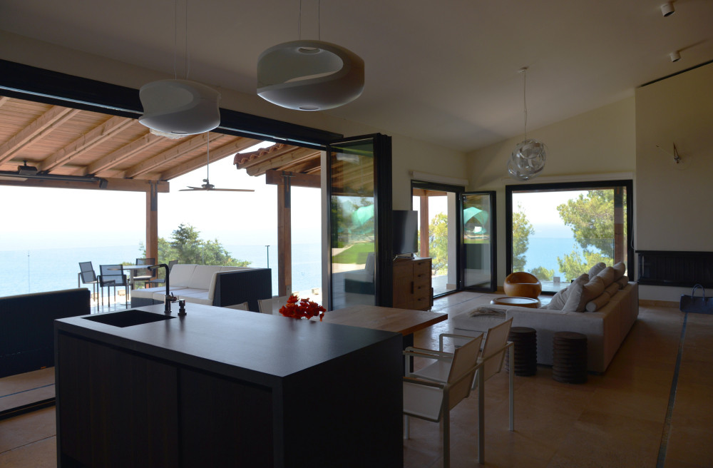 Houzz тур: Дом в Греции с видом на самое синее море и сосновый лес