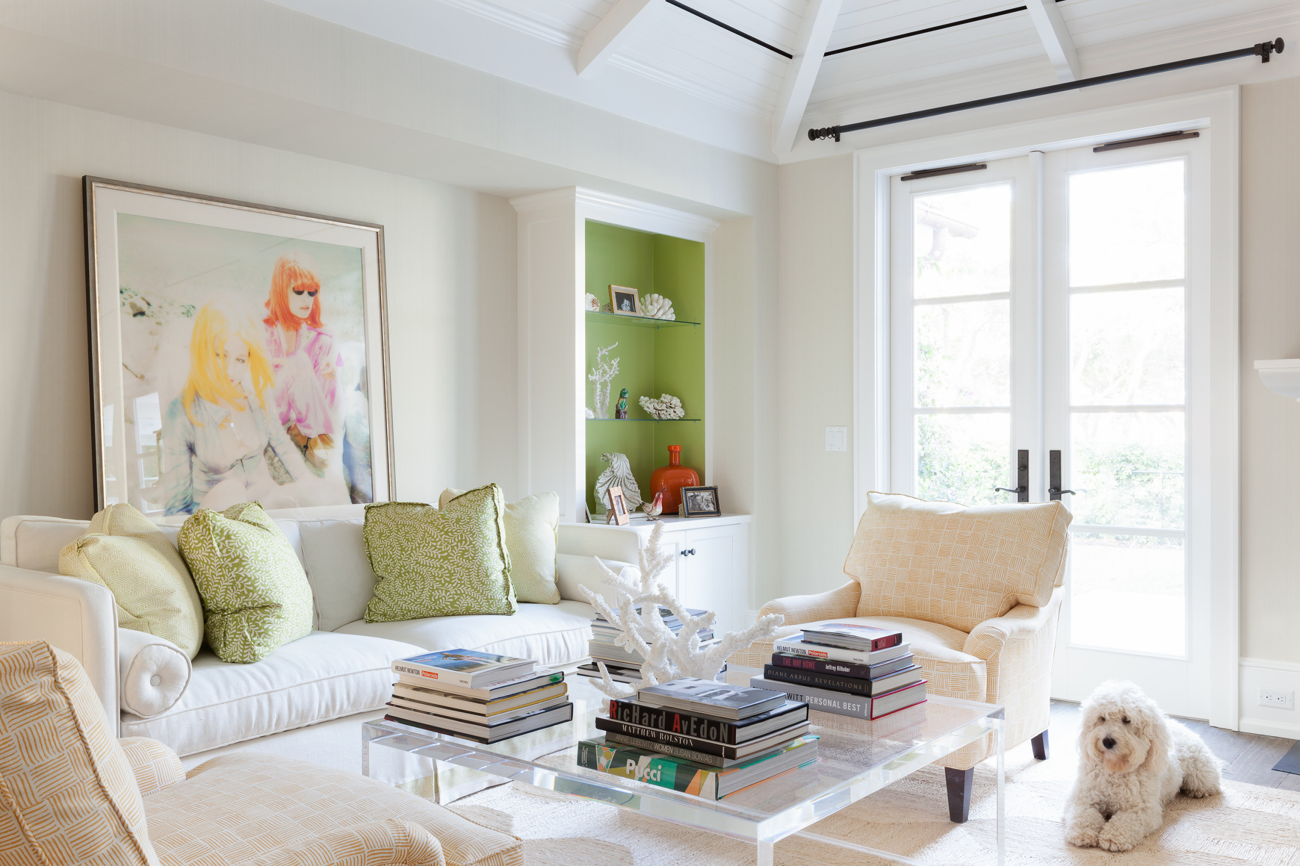 Микротренды: Парящие стулья и столы-невидимки