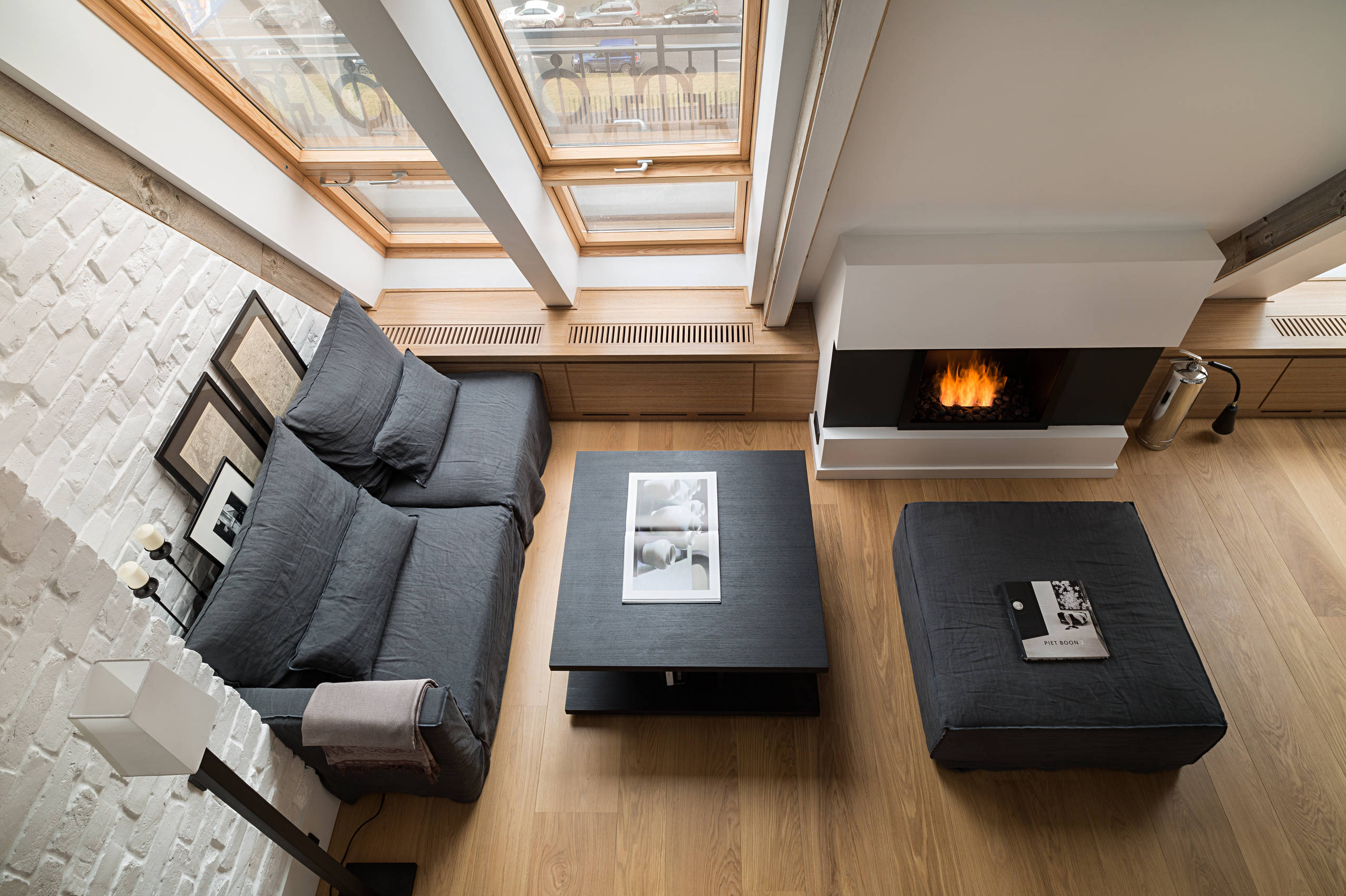 Houzz тур: Мансарда в белых тонах с антресольным этажом