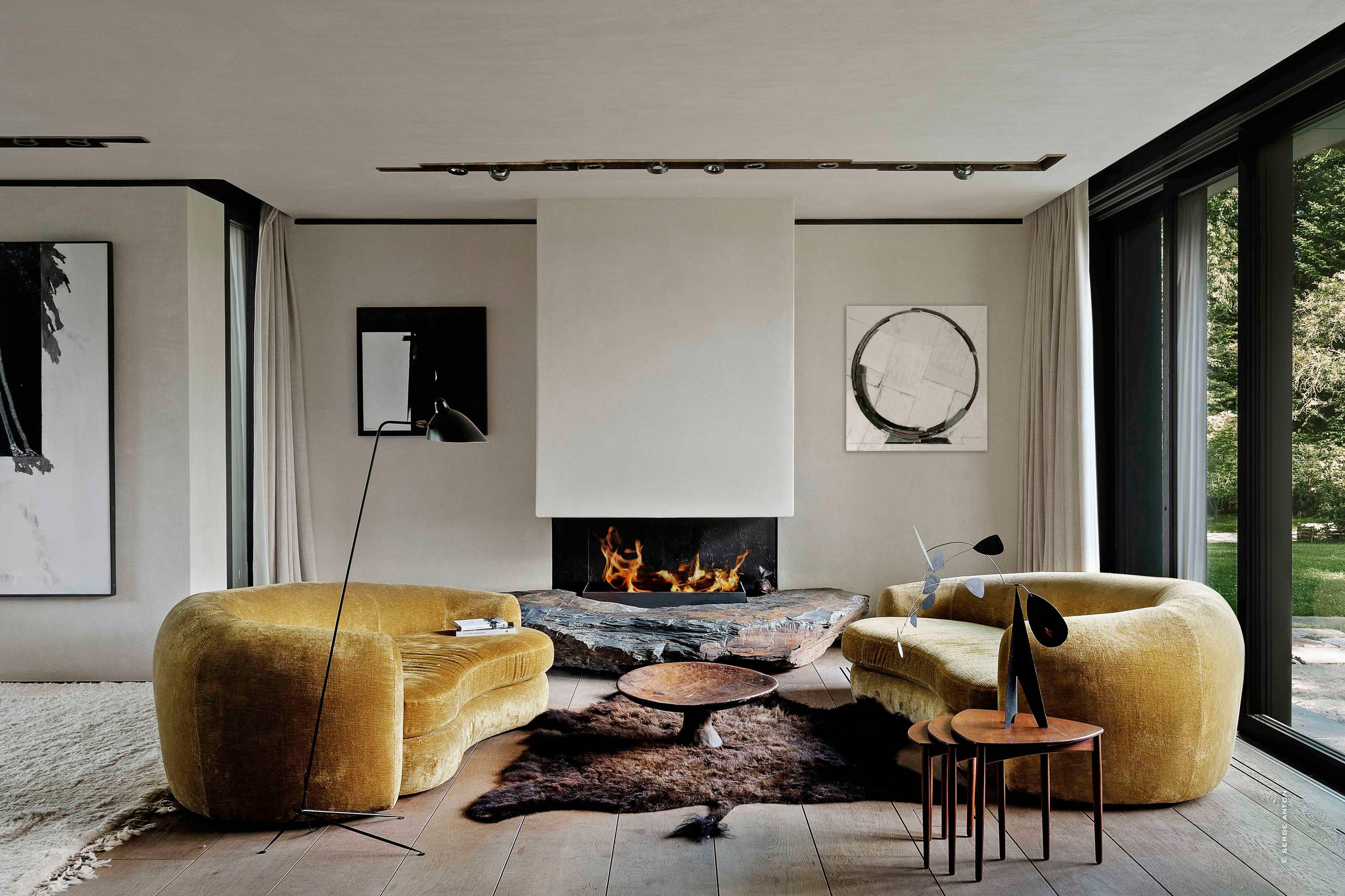 С миру по идее: Гостиная с камином в загородном доме