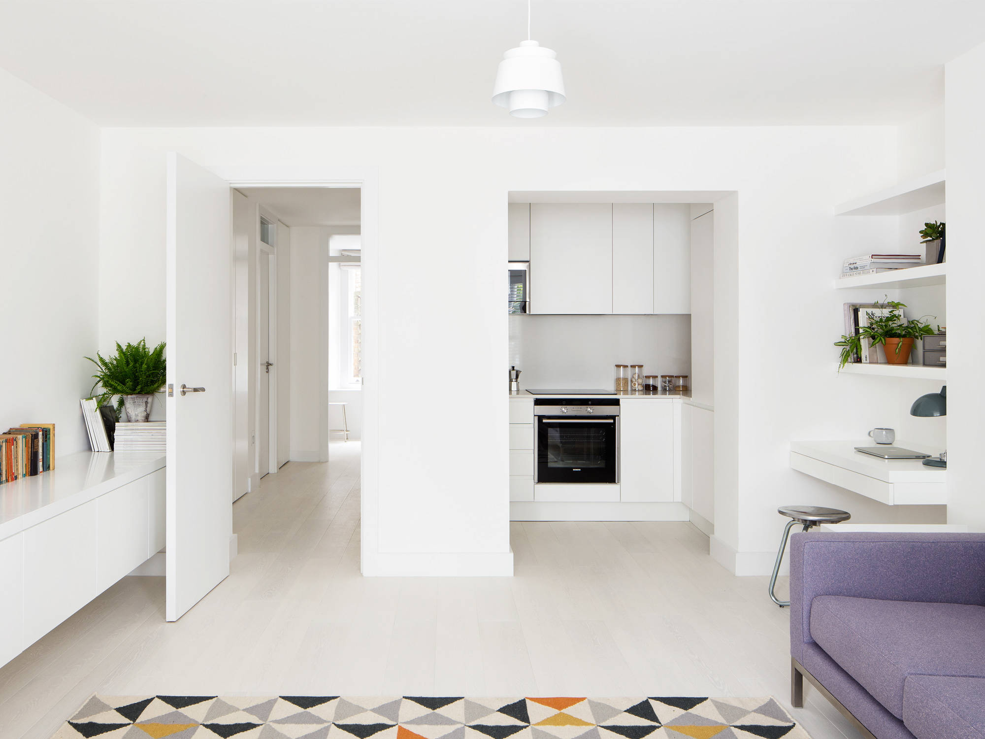 Houzz Британия: Белый цвет и минимализм в небольшой лондонской квартире