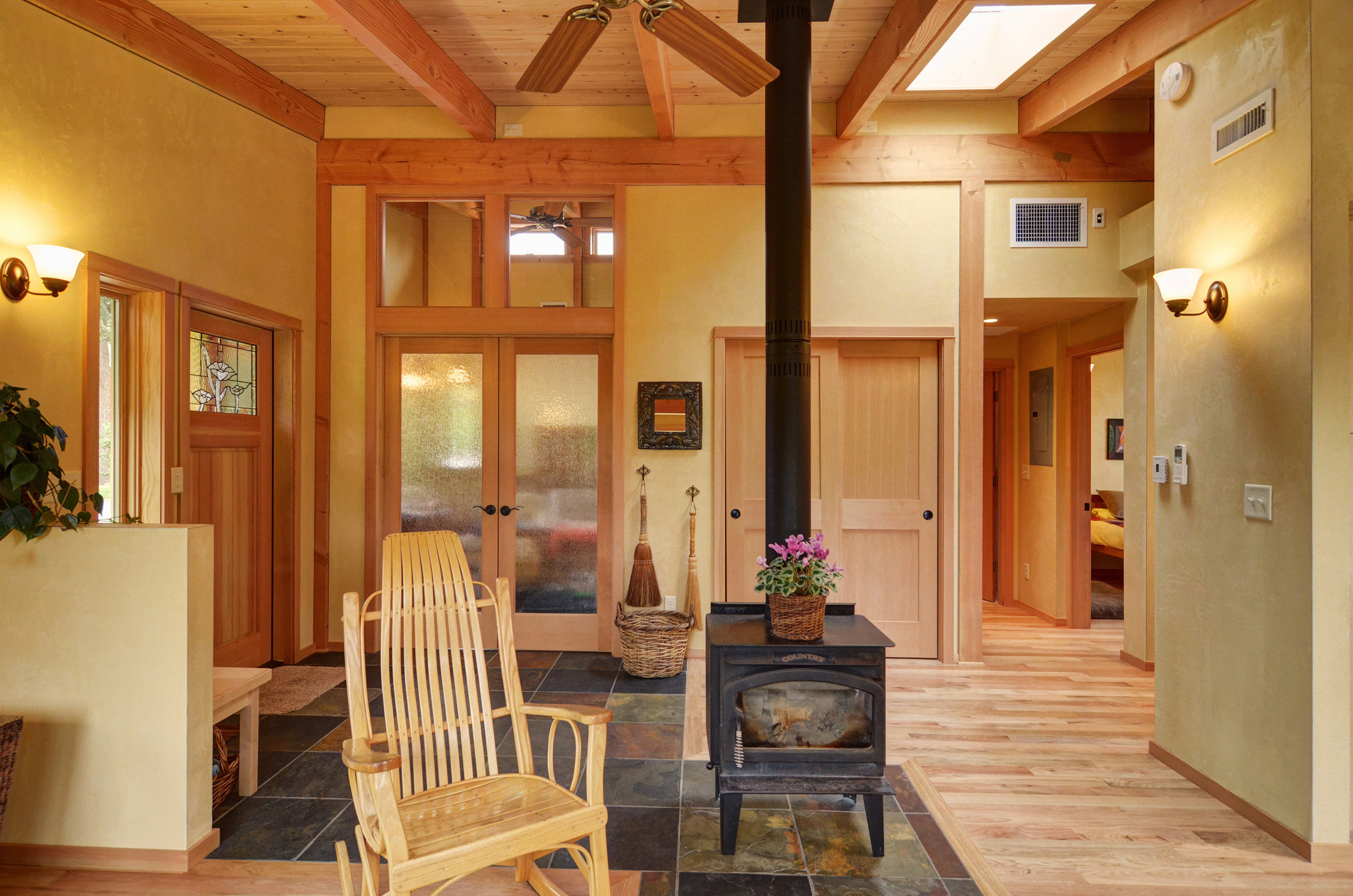 Хороший вопрос: Куда прятать швабру, пылесос и средства для уборки?