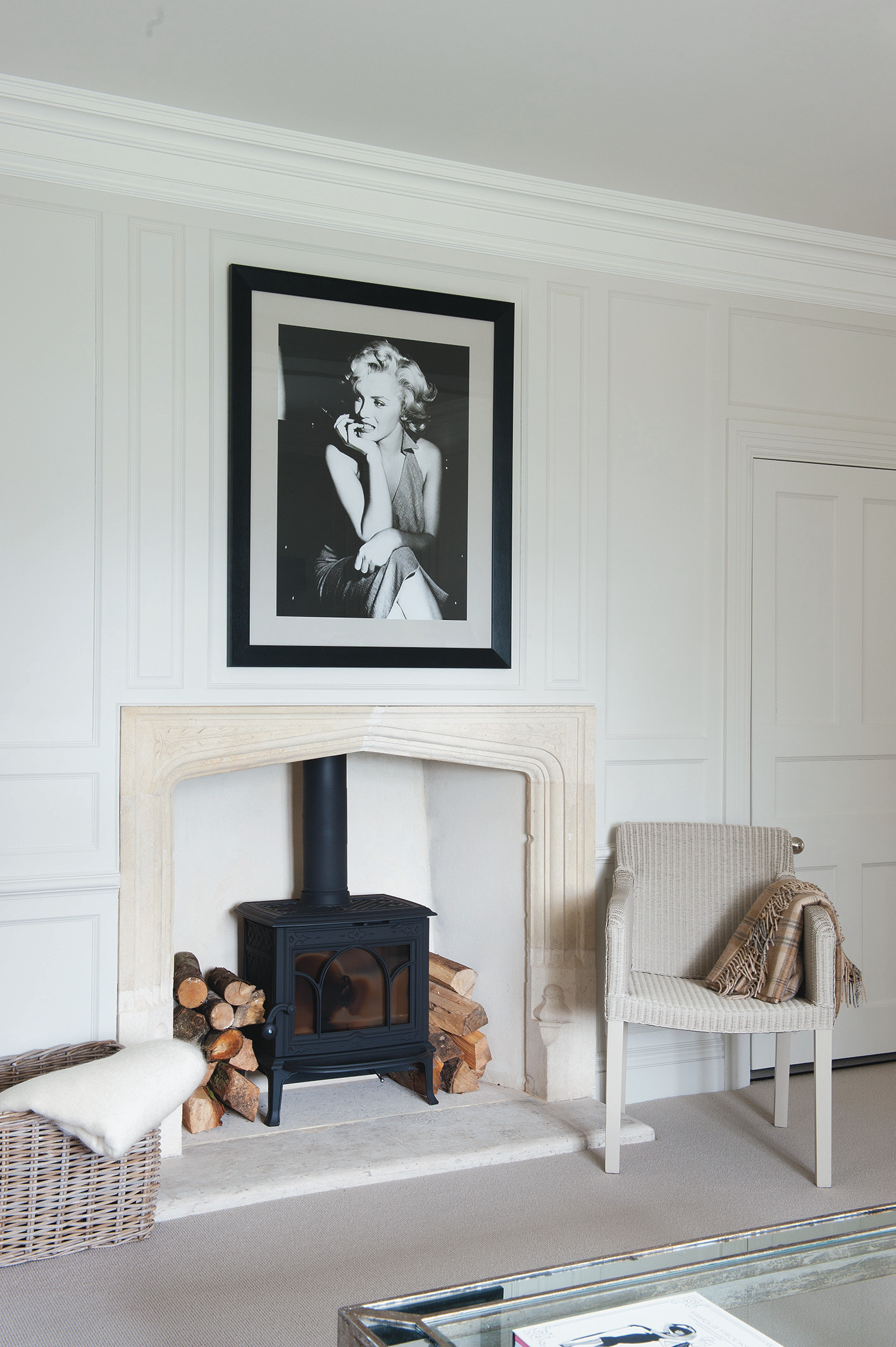 С миру по идее: Гостиная с камином в загородном доме