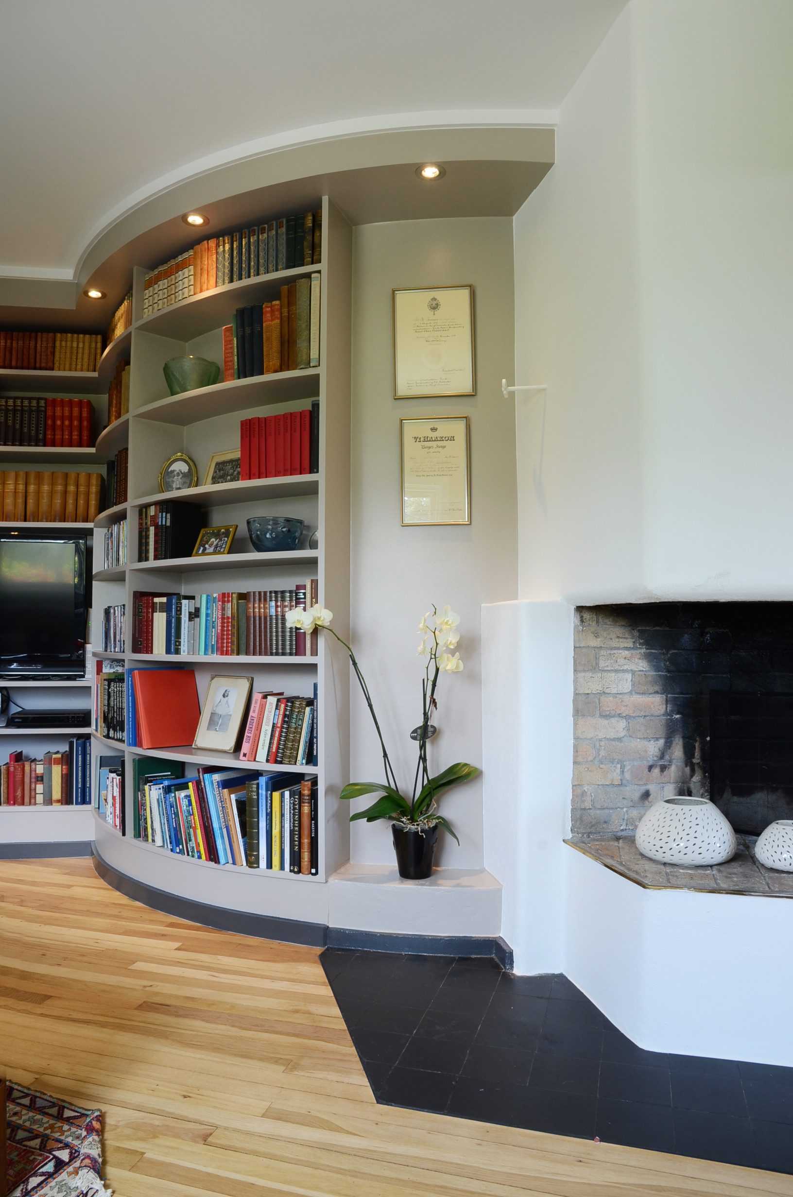 С миру по идее: Как обыграть в интерьере округлую стену?