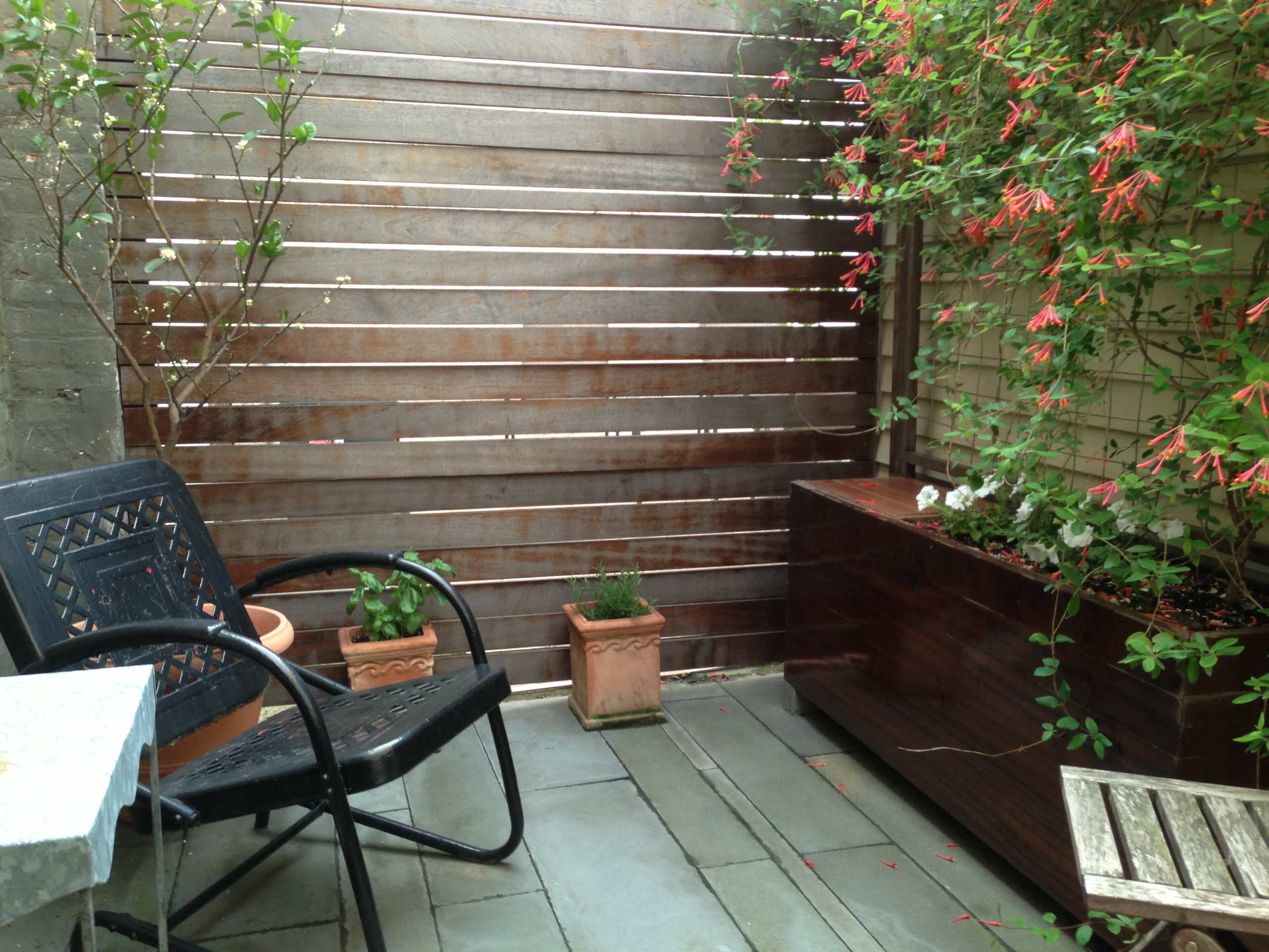 Просто фото: 16 идей, чем занять пару метров до забора