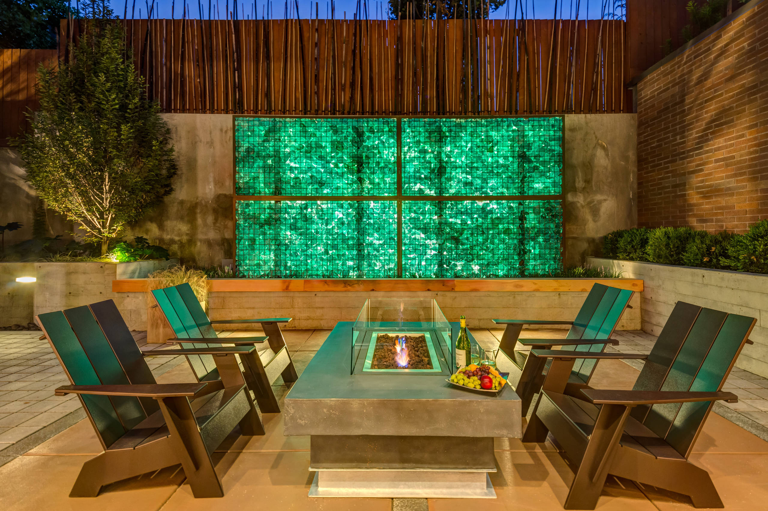 Зачем вам: Цветное стекло в саду