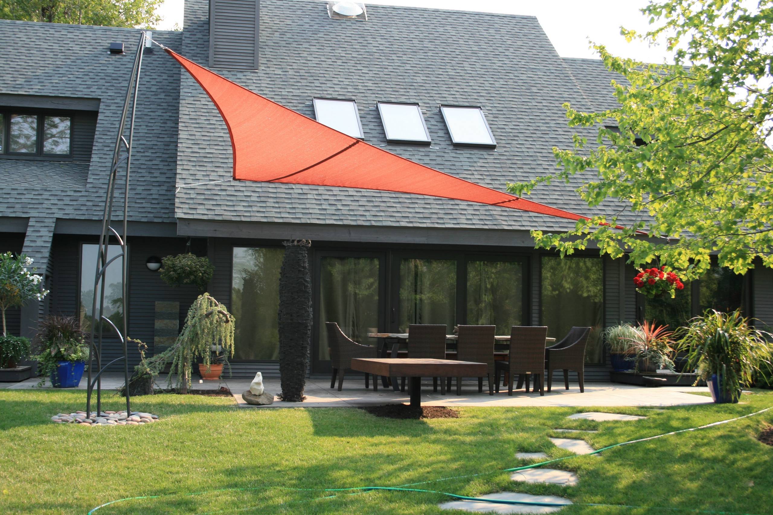 Солнцезащита: Что нужно знать про шторы с другой стороны окна