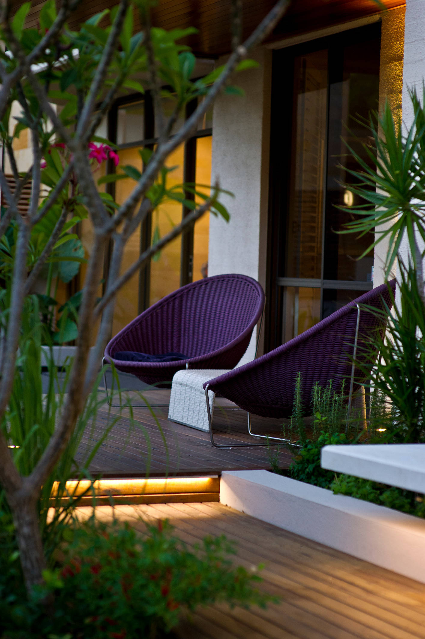 Обставляем лужайку: 8 стратегий украшения ландшафта мебелью