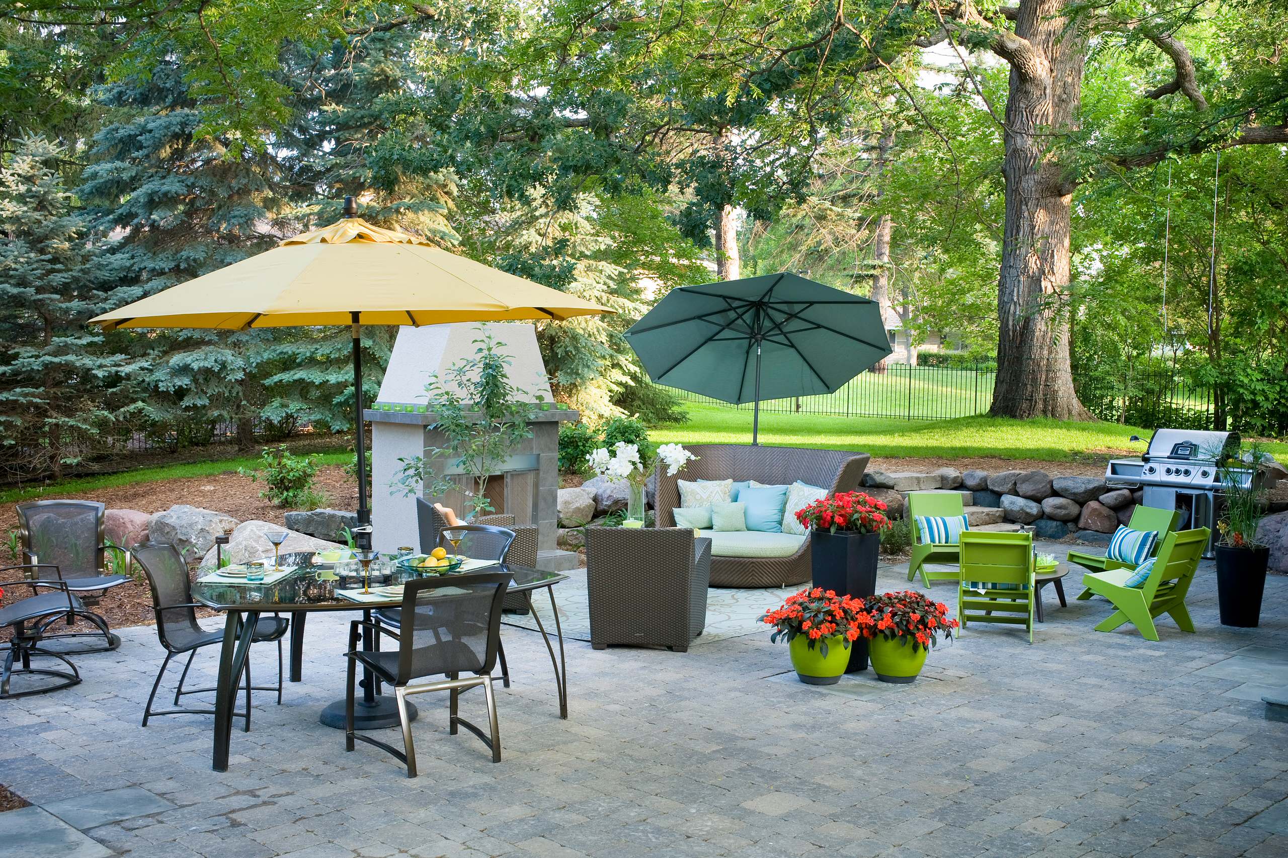 Уют под открытым небом: Как оформить патио на даче