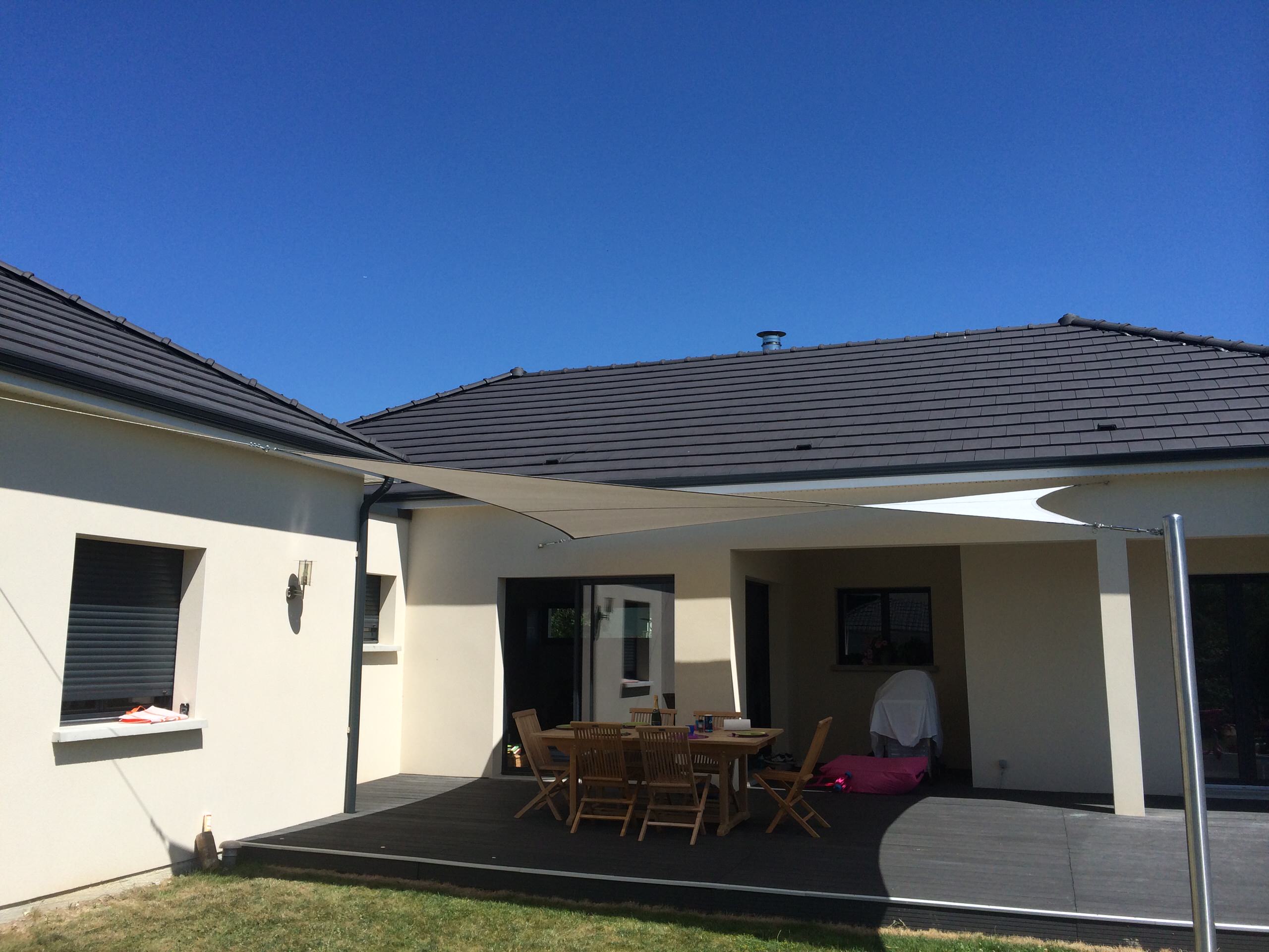 Солнцезащита: Что нужно знать про шторы с другой стороны окна