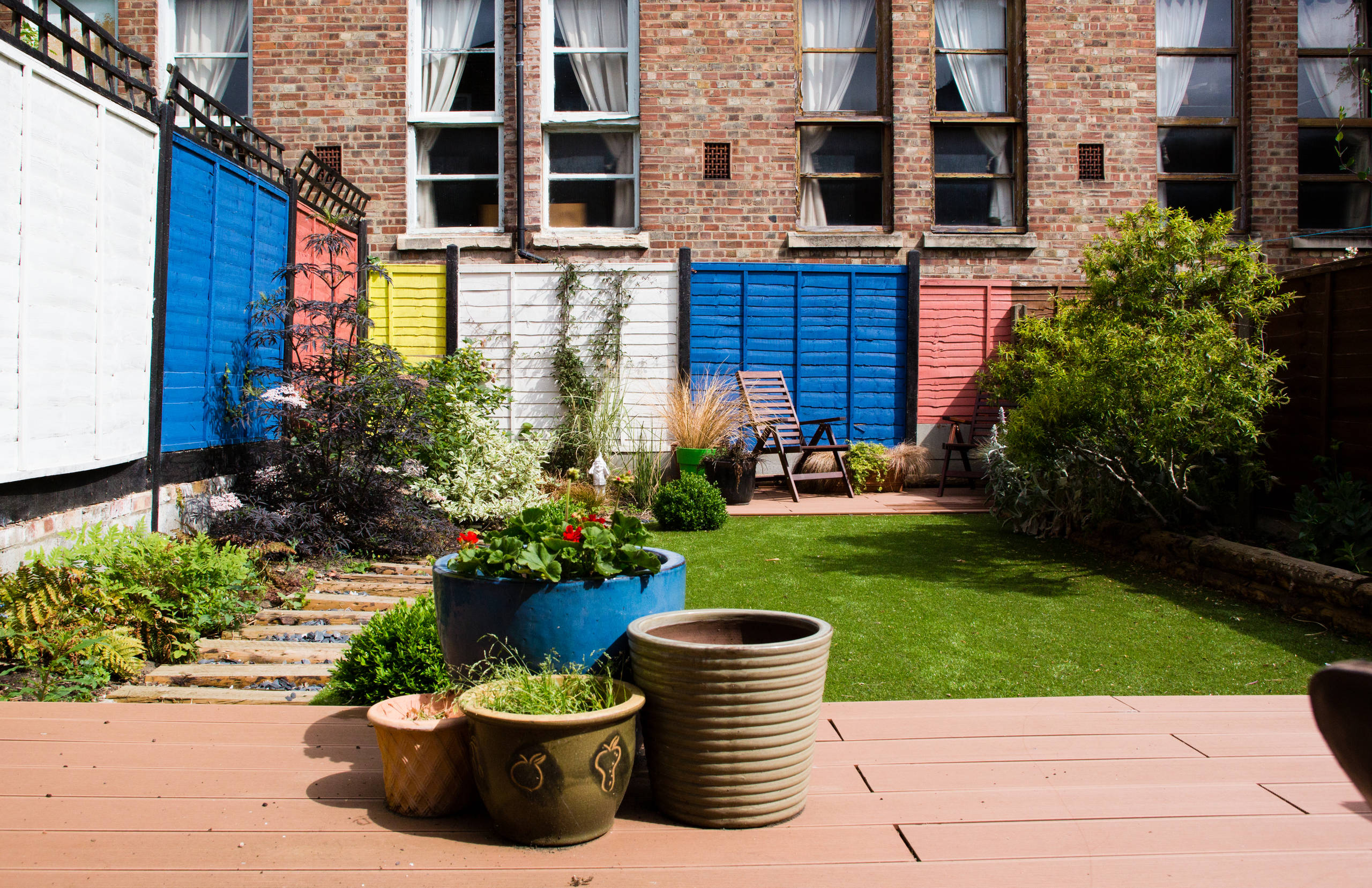 Планировка: Как обустроить маленький задний двор