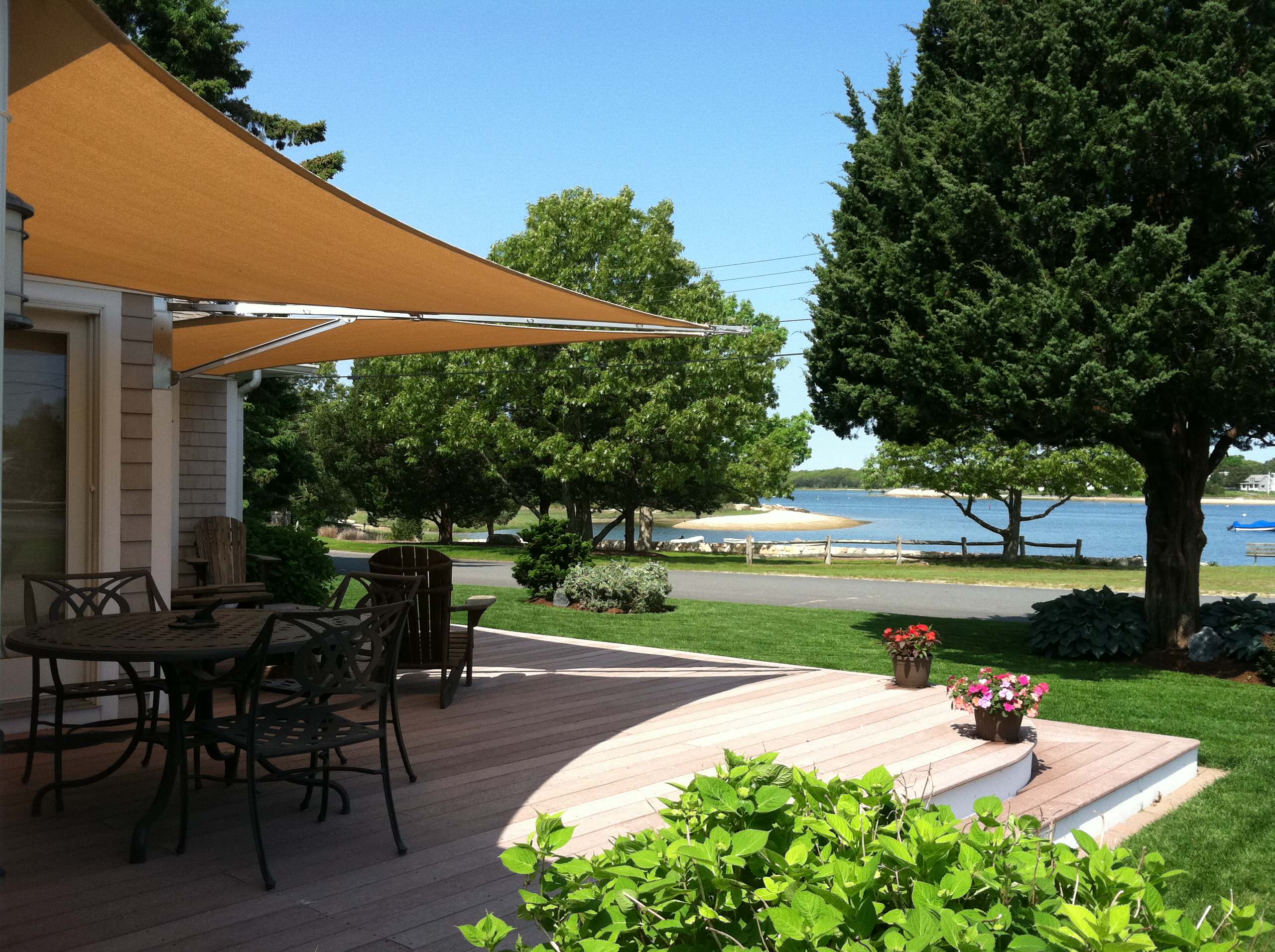 Солнцезащита: Что нужно знать про шторы с другой стороны окна