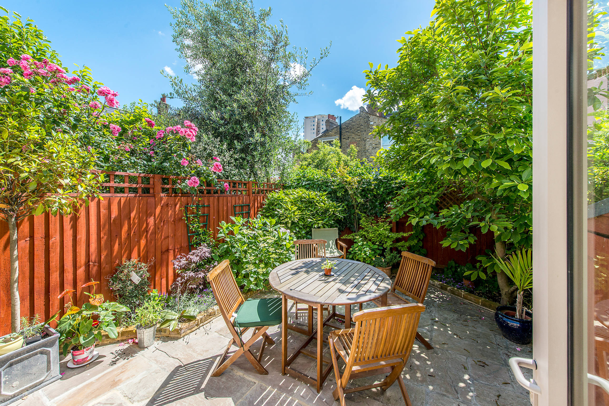 Планировка: Как обустроить маленький задний двор