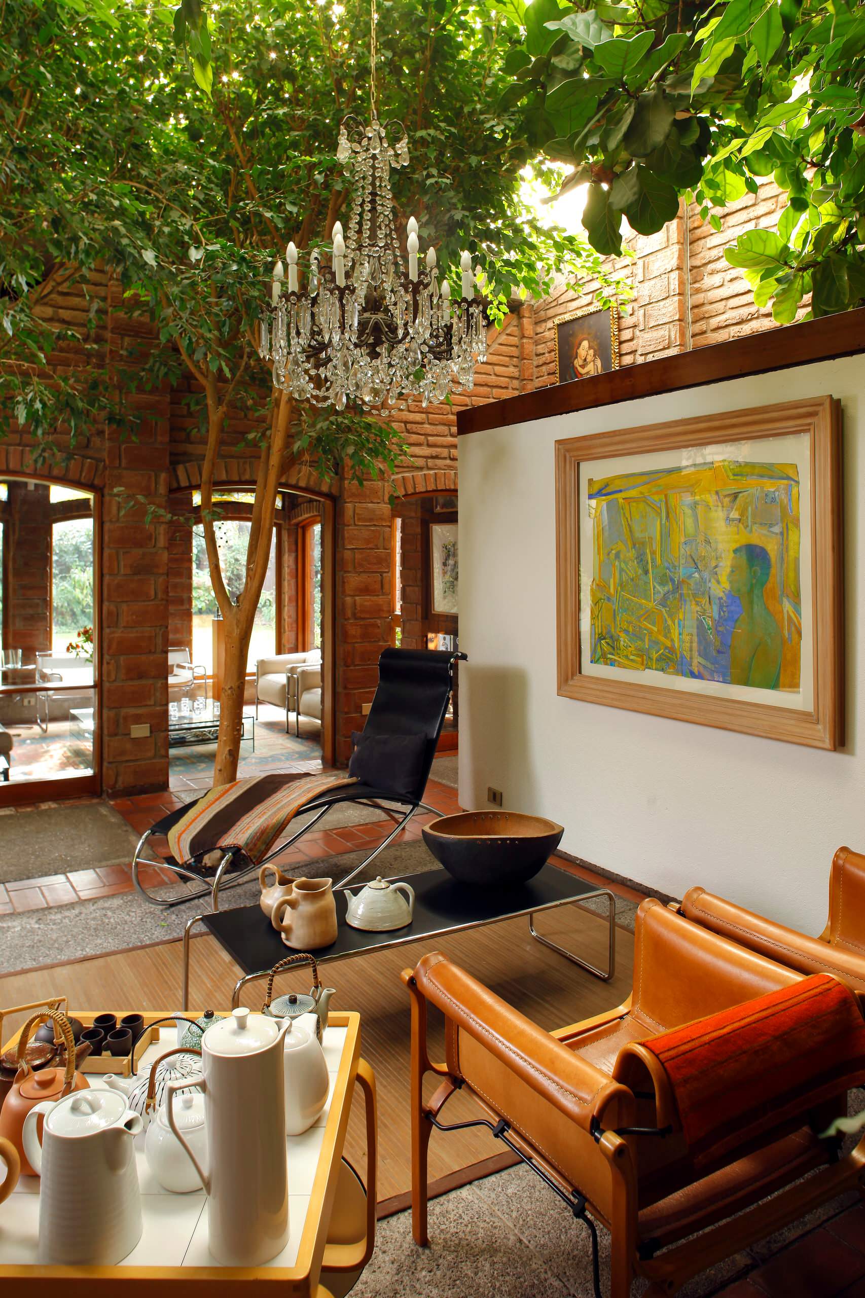 Архитектура: Как ужиться с растущим в доме деревом