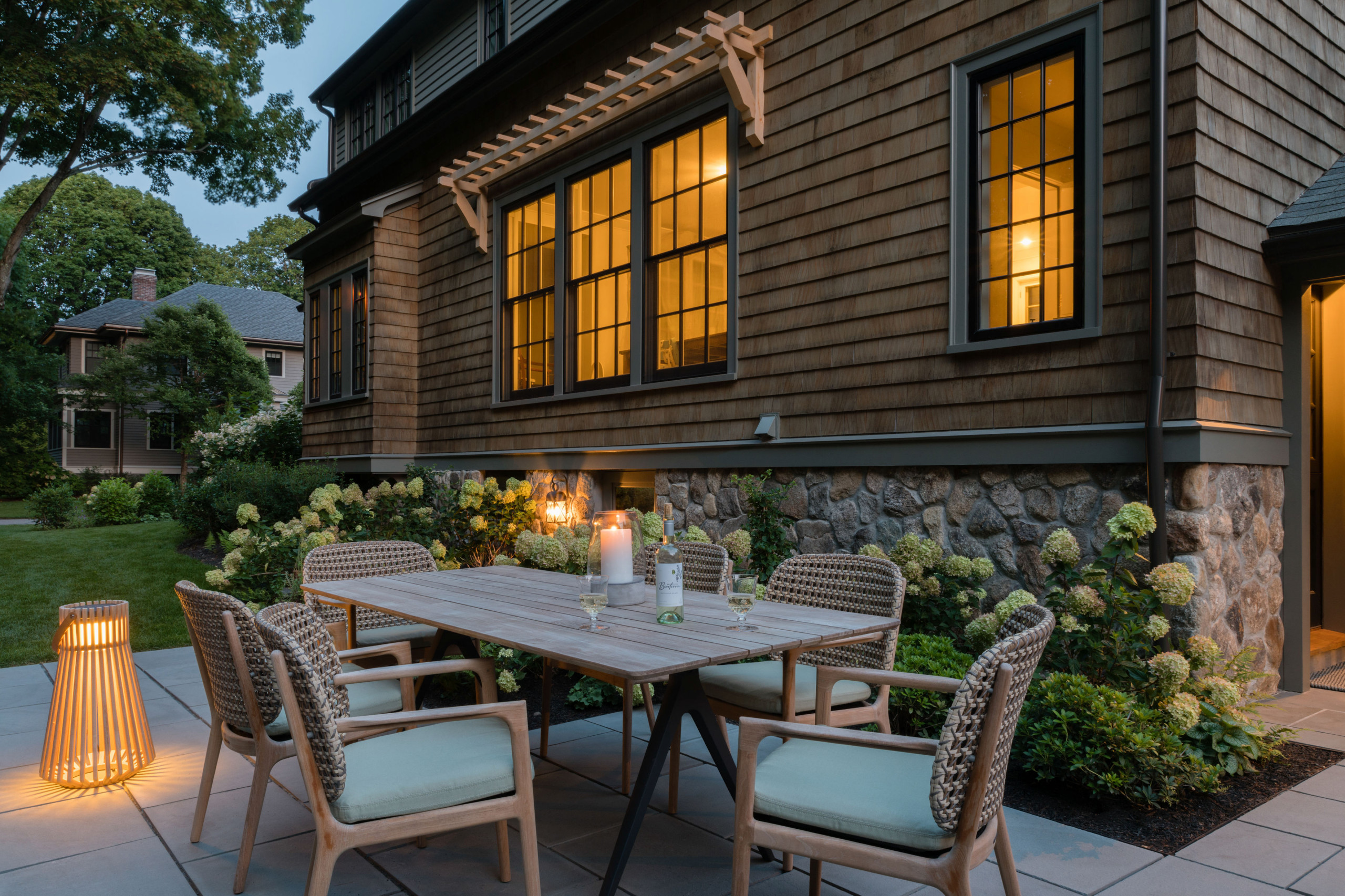 Не навреди: Свет в саду, который безопасен для «живности» вокруг