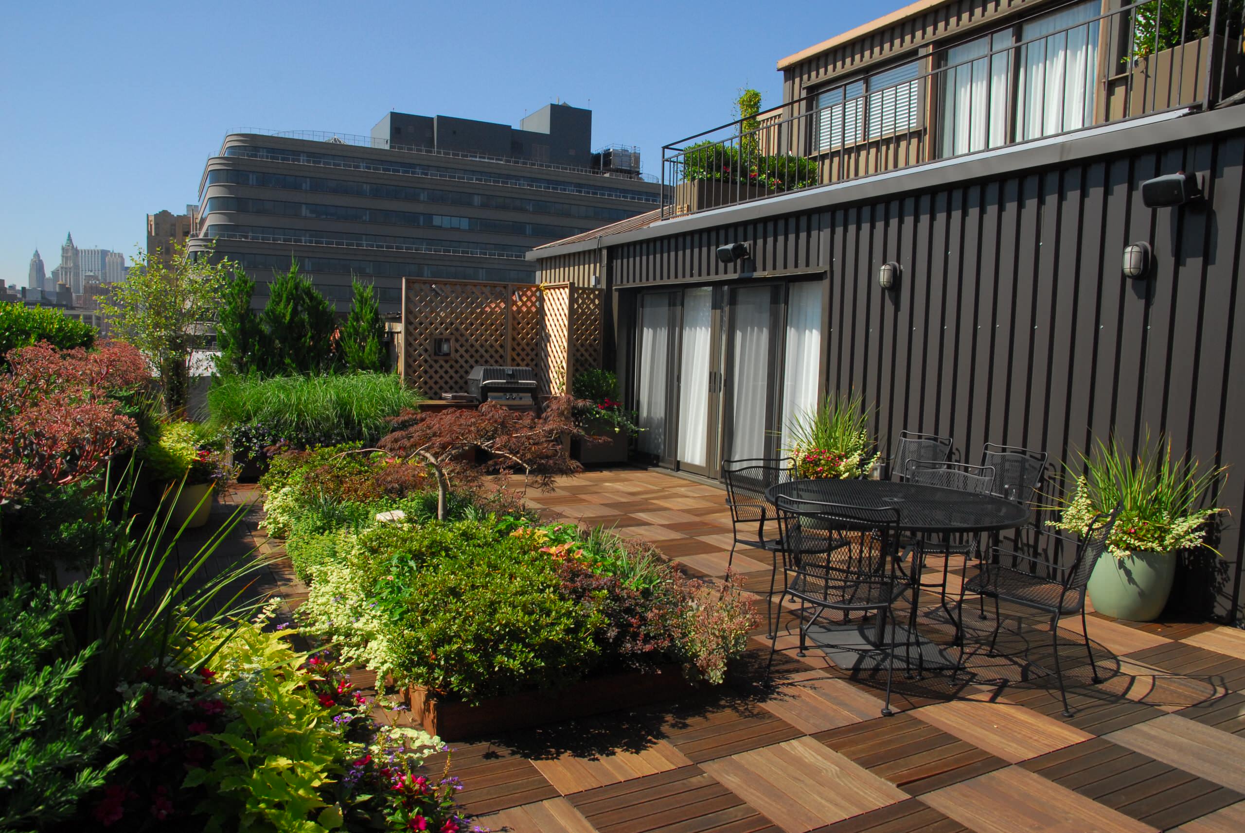 Выход на паркет: Садовый настил как доступная альтернатива террасам