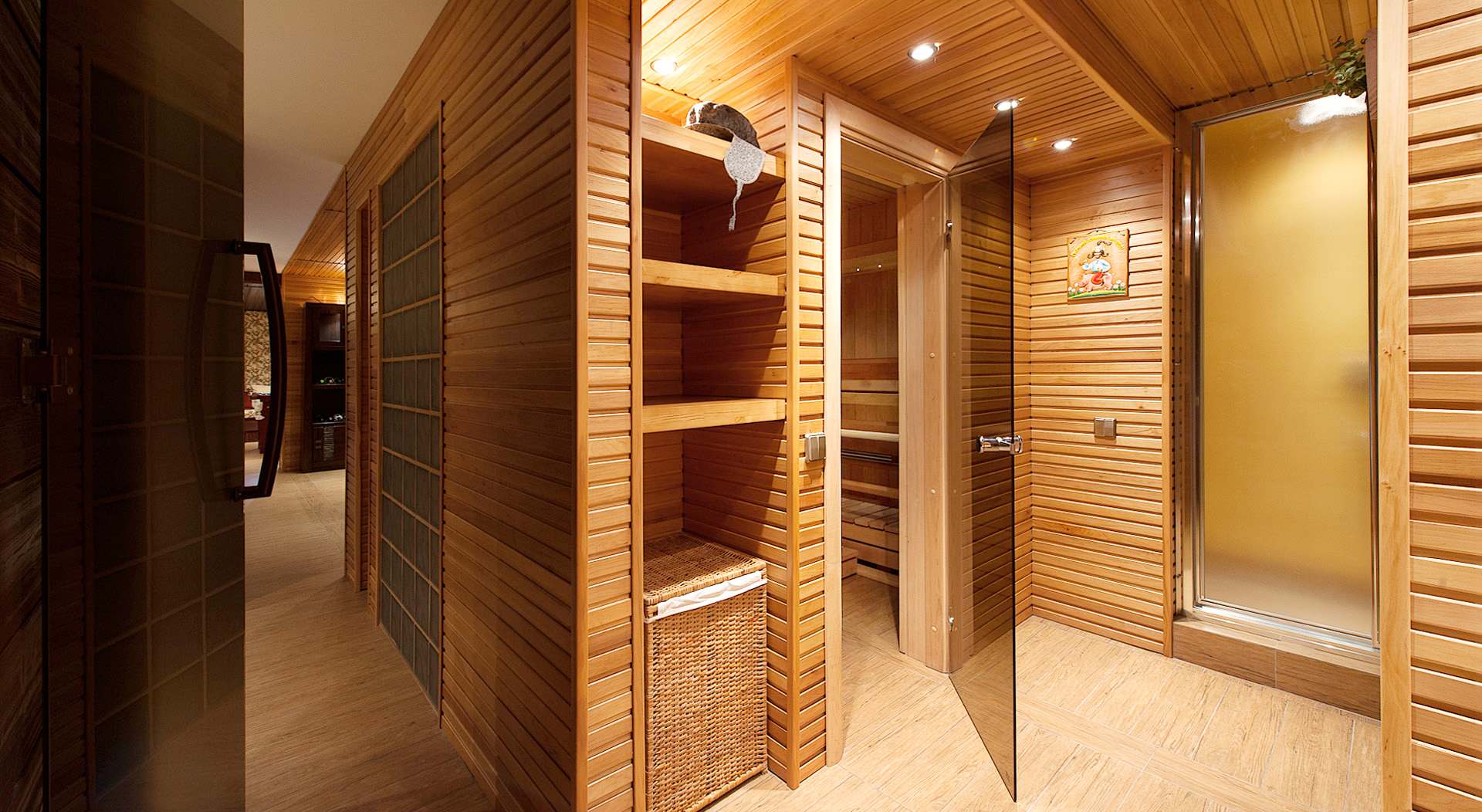 Houzz тур: Пронизанный солнцем дом с двухпролетной лестницей и камином