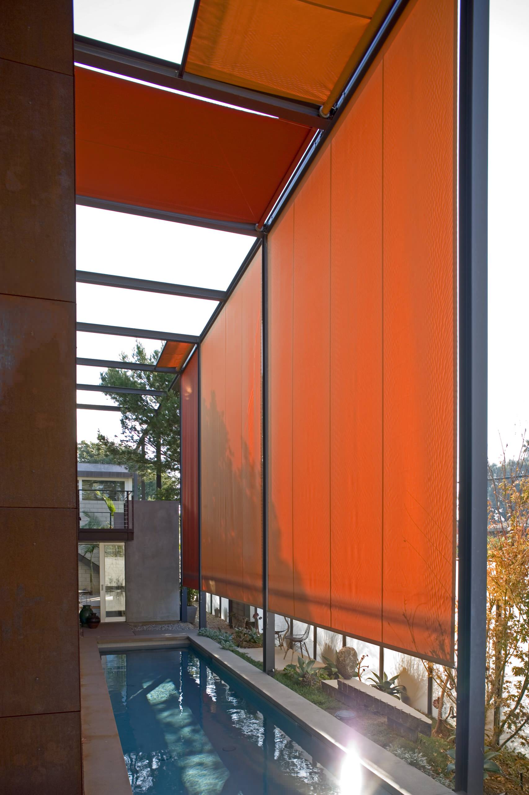 Солнцезащита: Что нужно знать про шторы с другой стороны окна