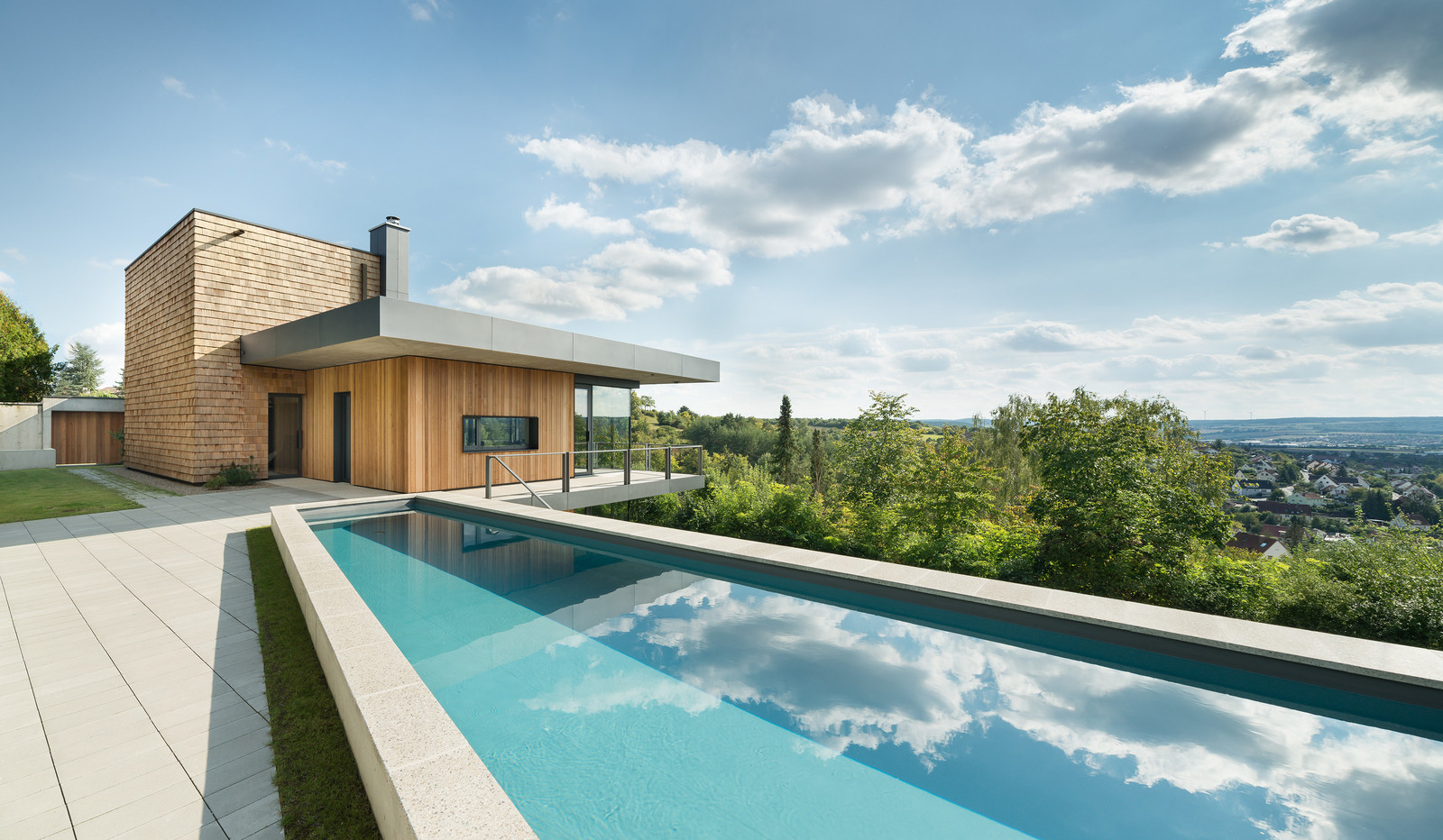 Houzz Германия: Дом с бассейном на склоне холма