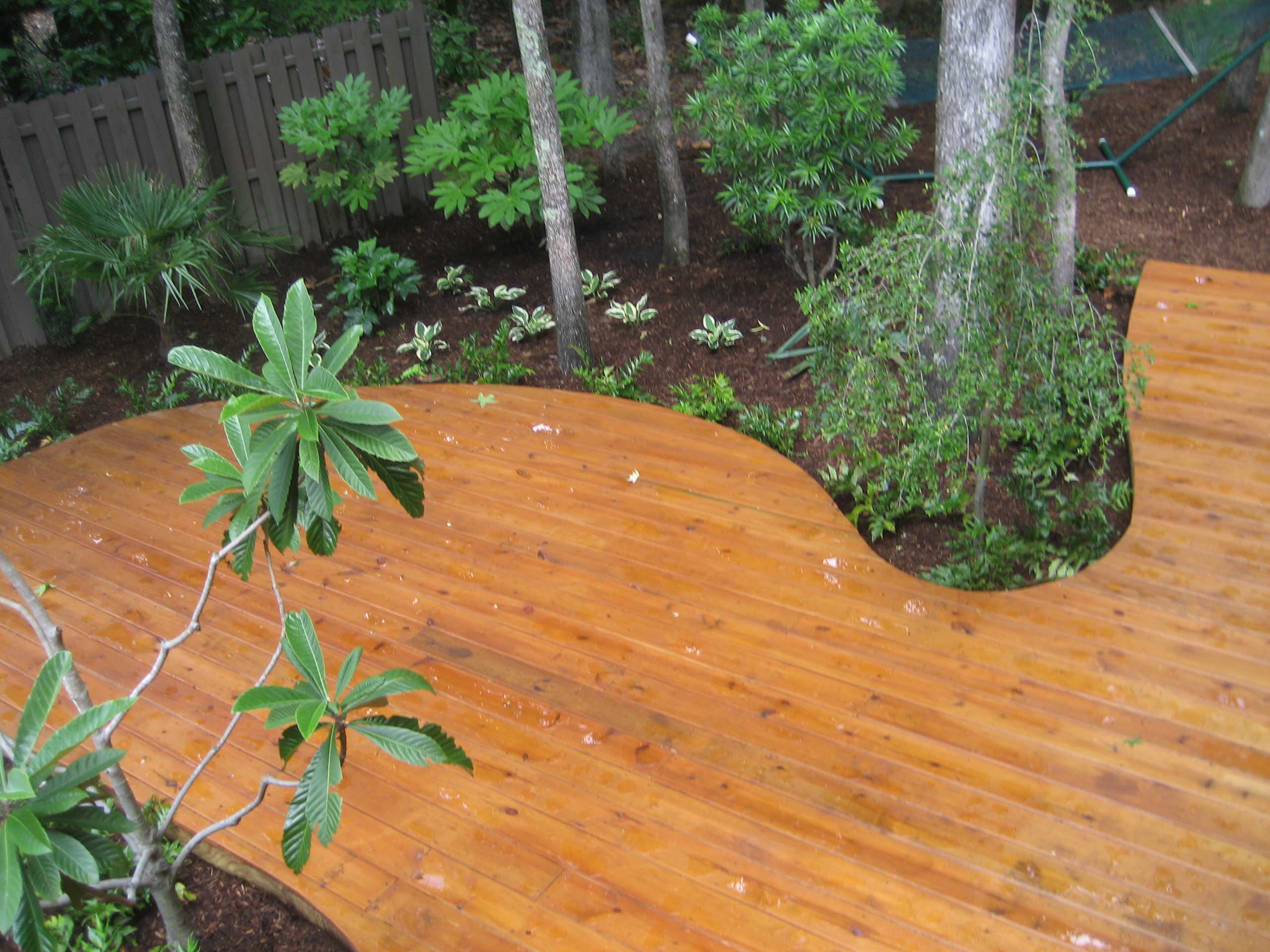 Выход на паркет: Садовый настил как доступная альтернатива террасам