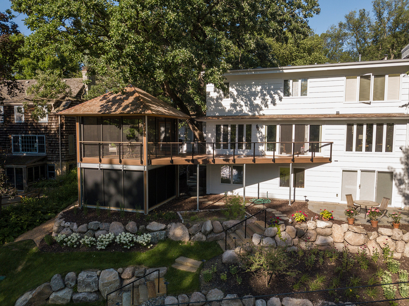 Проект недели: Крыльцо и терраса с видом на ручей в Миннесоте