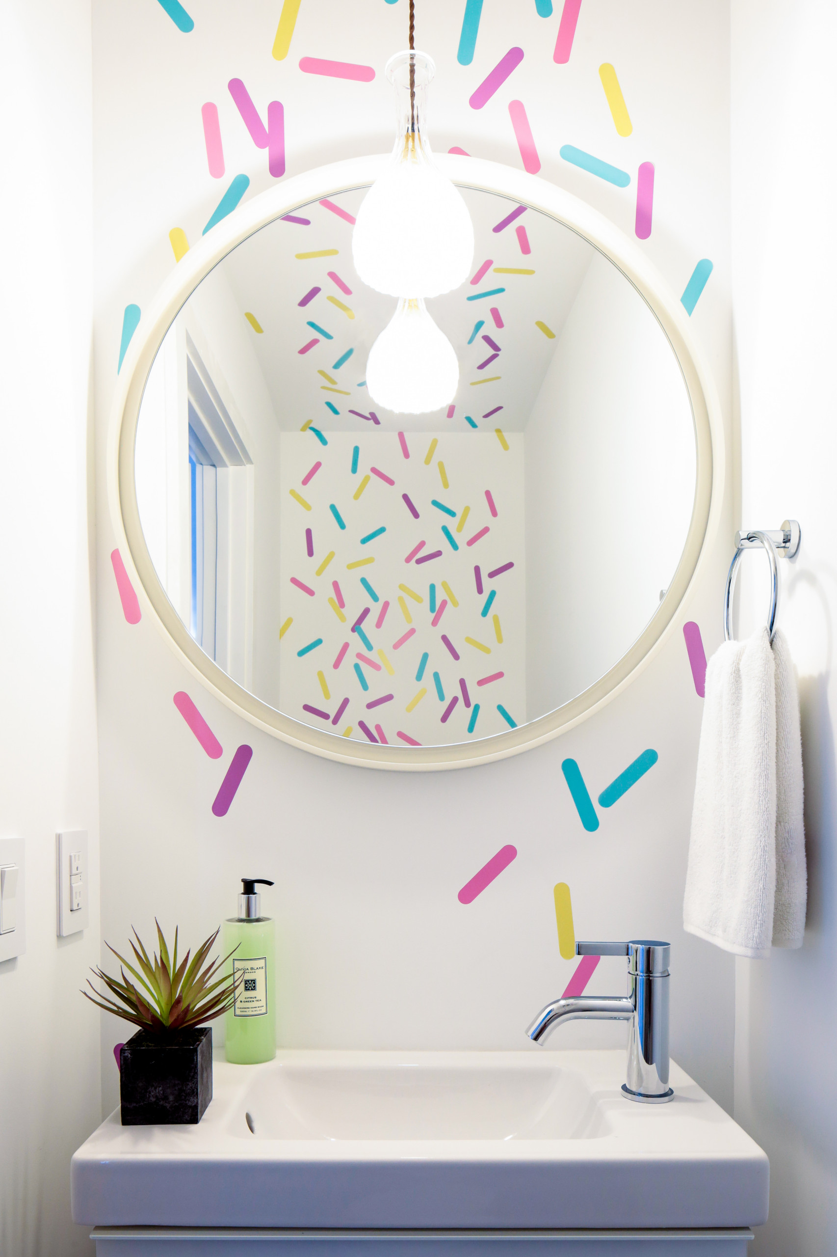 Просто фото: Ой, у вас обои в пятнах