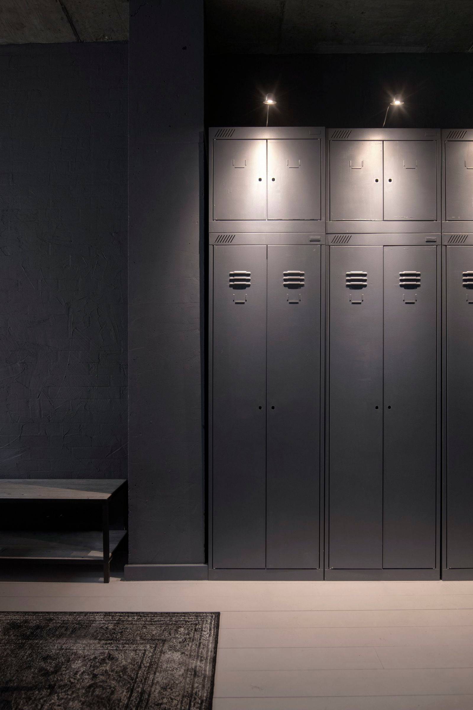 Houzz тур: Студия с металлической кухней и хрустальной люстрой