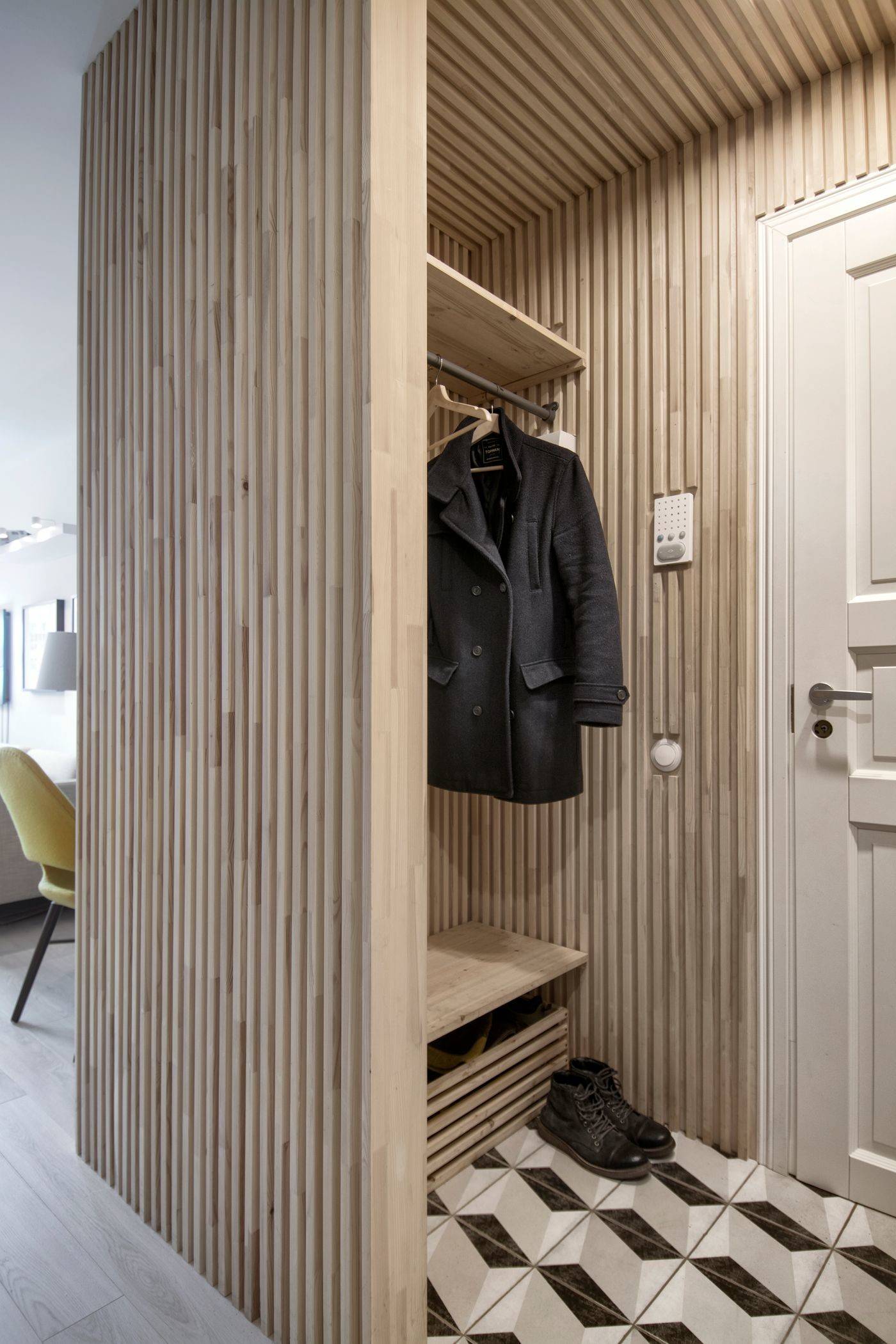 Как выжить в квартире с крошечной или не существующей прихожей