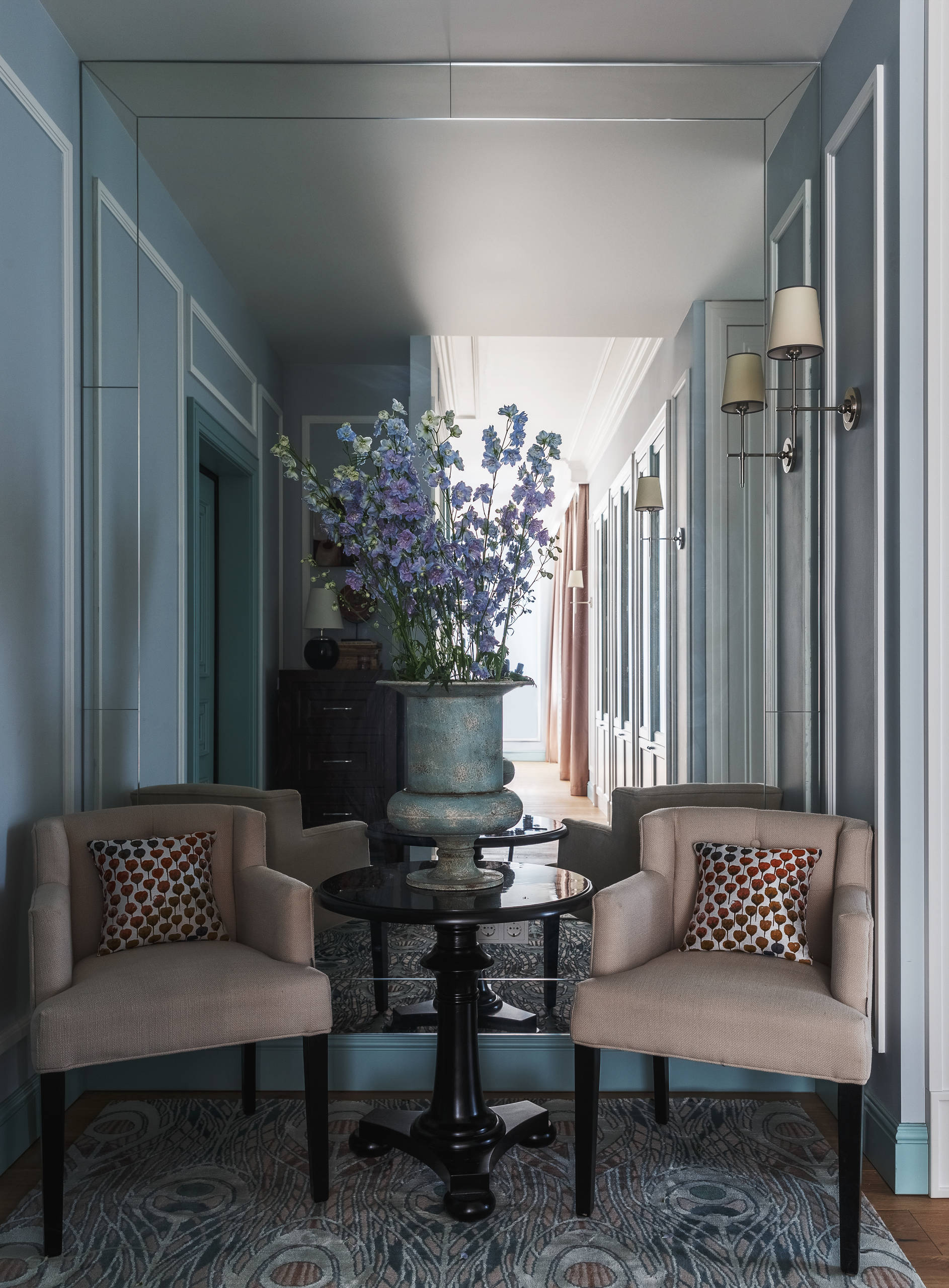 Houzz тур: Квартира с небесно-голубой гостиной