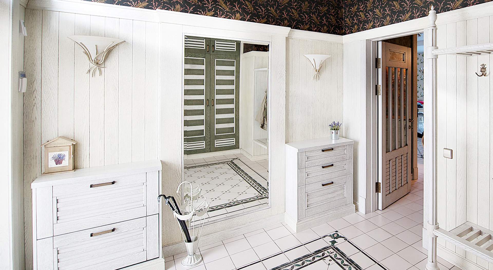 Houzz тур: Пронизанный солнцем дом с двухпролетной лестницей и камином