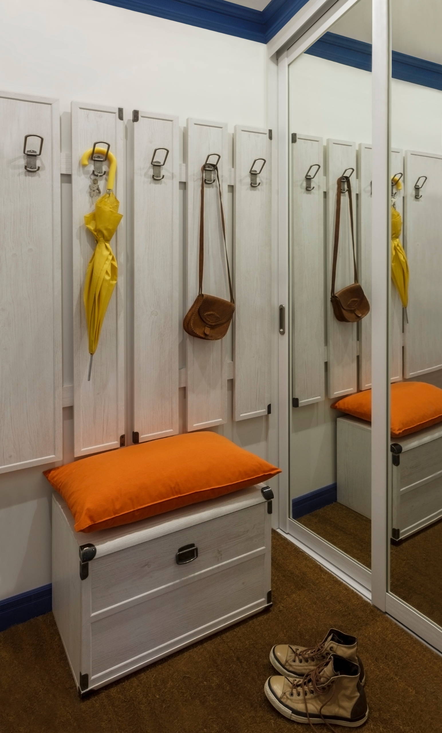 Houzz тур: Микки Маус и синие карнизы в «двушке» для пары