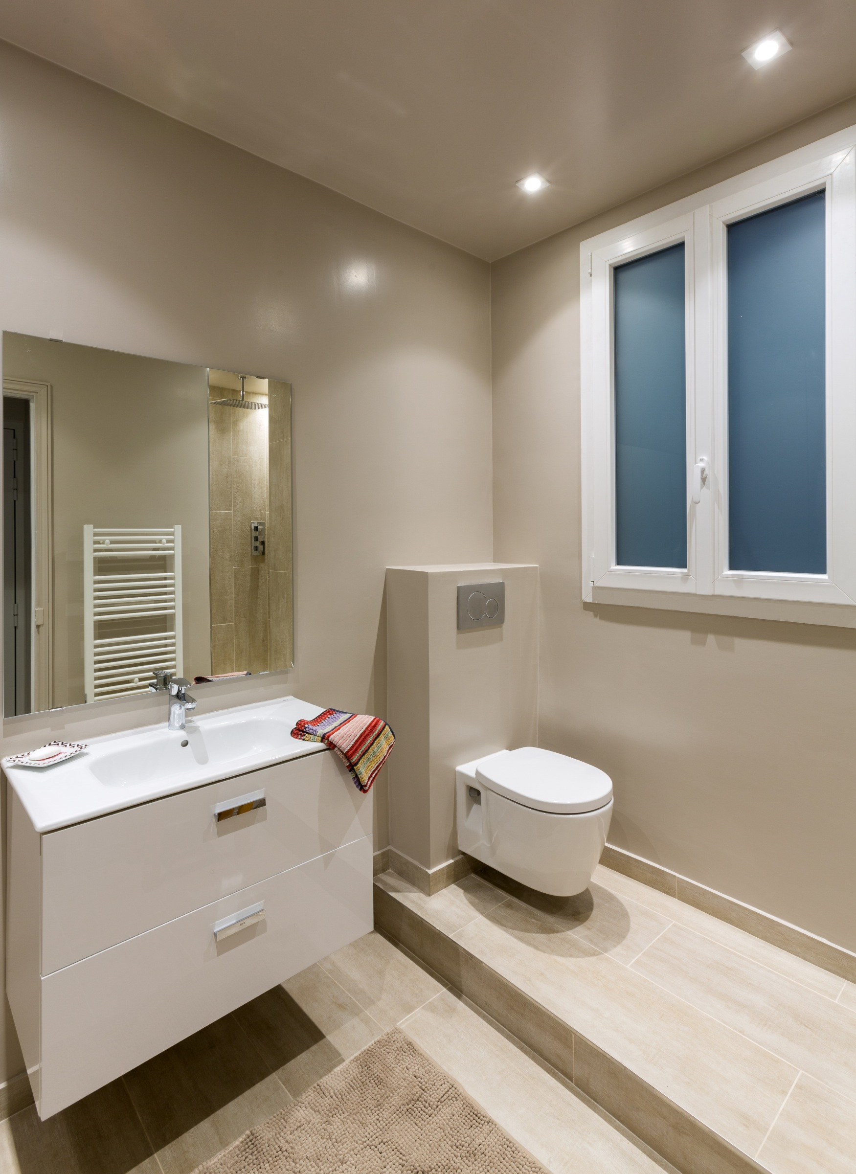 Houzz Франция: Квартира со стеклянной перегородкой, сделанной на заказ