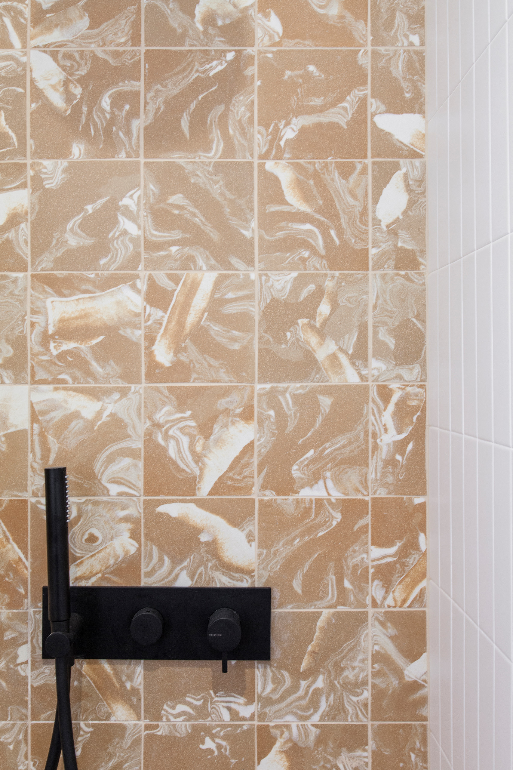 До и после: Оттенки терракоты в небольшой парижской квартире