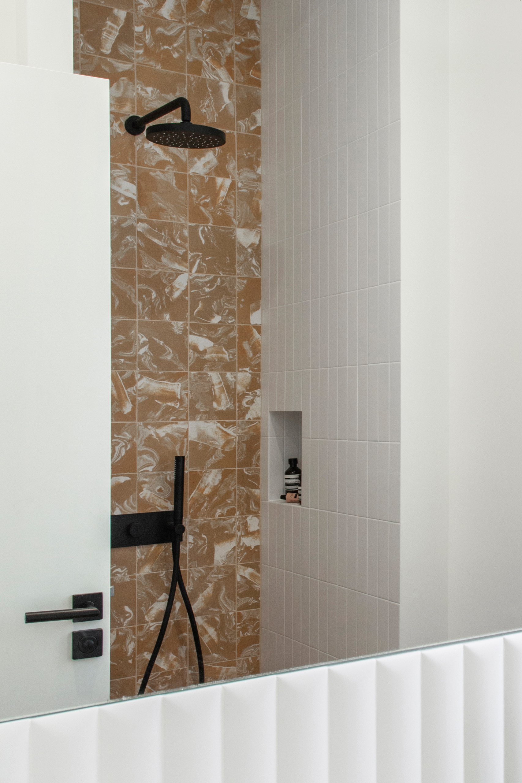 До и после: Оттенки терракоты в небольшой парижской квартире