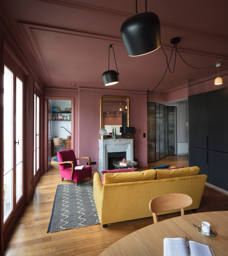 Houzz Франция: Квартира с розовым потолком на кухне