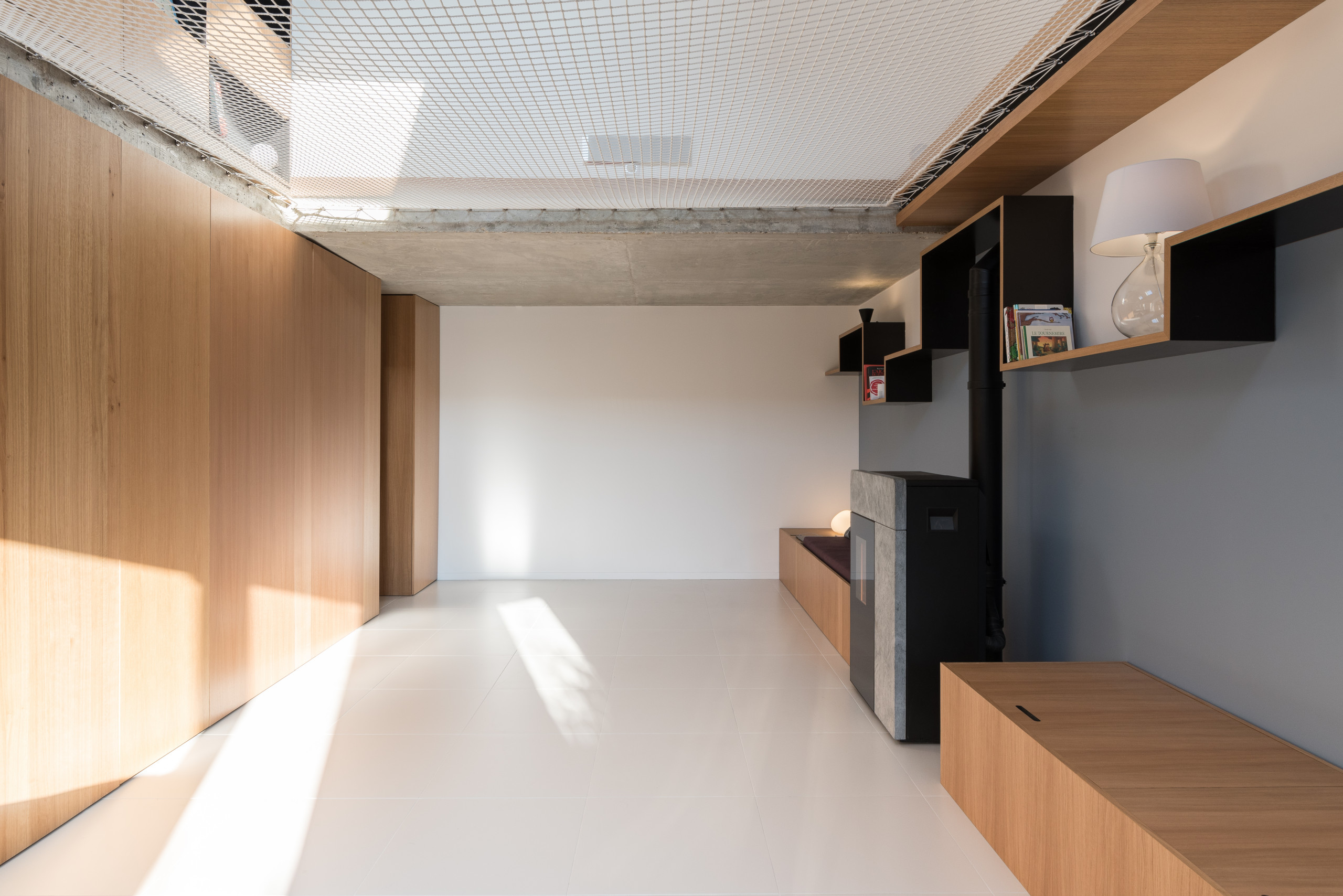 До и после:  Минималистичный дом с сеткой-гамаком во Франции