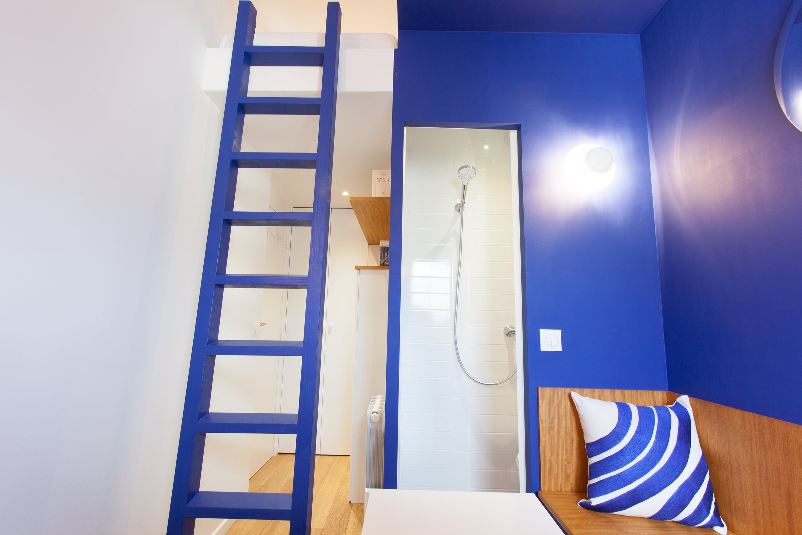 Houzz Франция: Преображение старой комнаты для прислуги площадью 8 кв.м