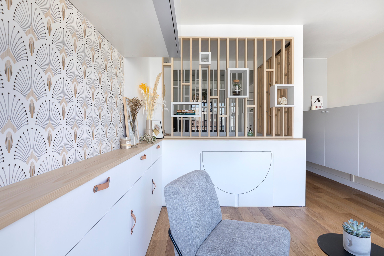 До и после: Студия 30 кв.м со спрятанным столом в Париже