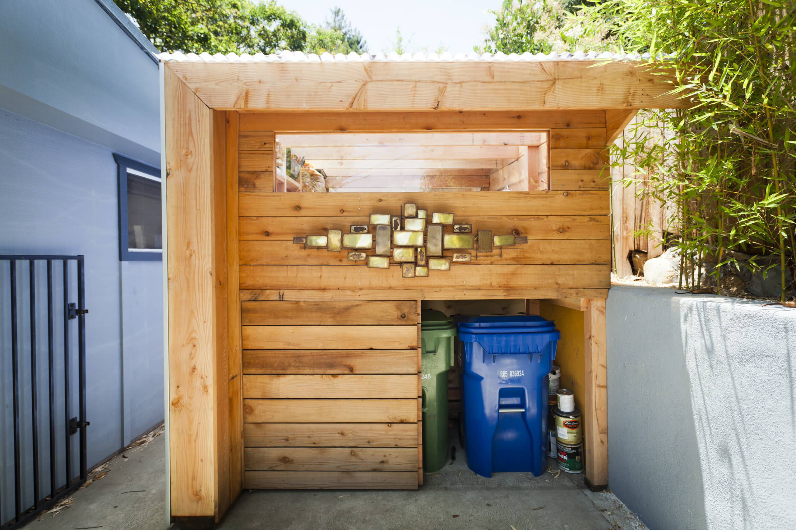 Есть идея: Куда спрятать мусорный бак