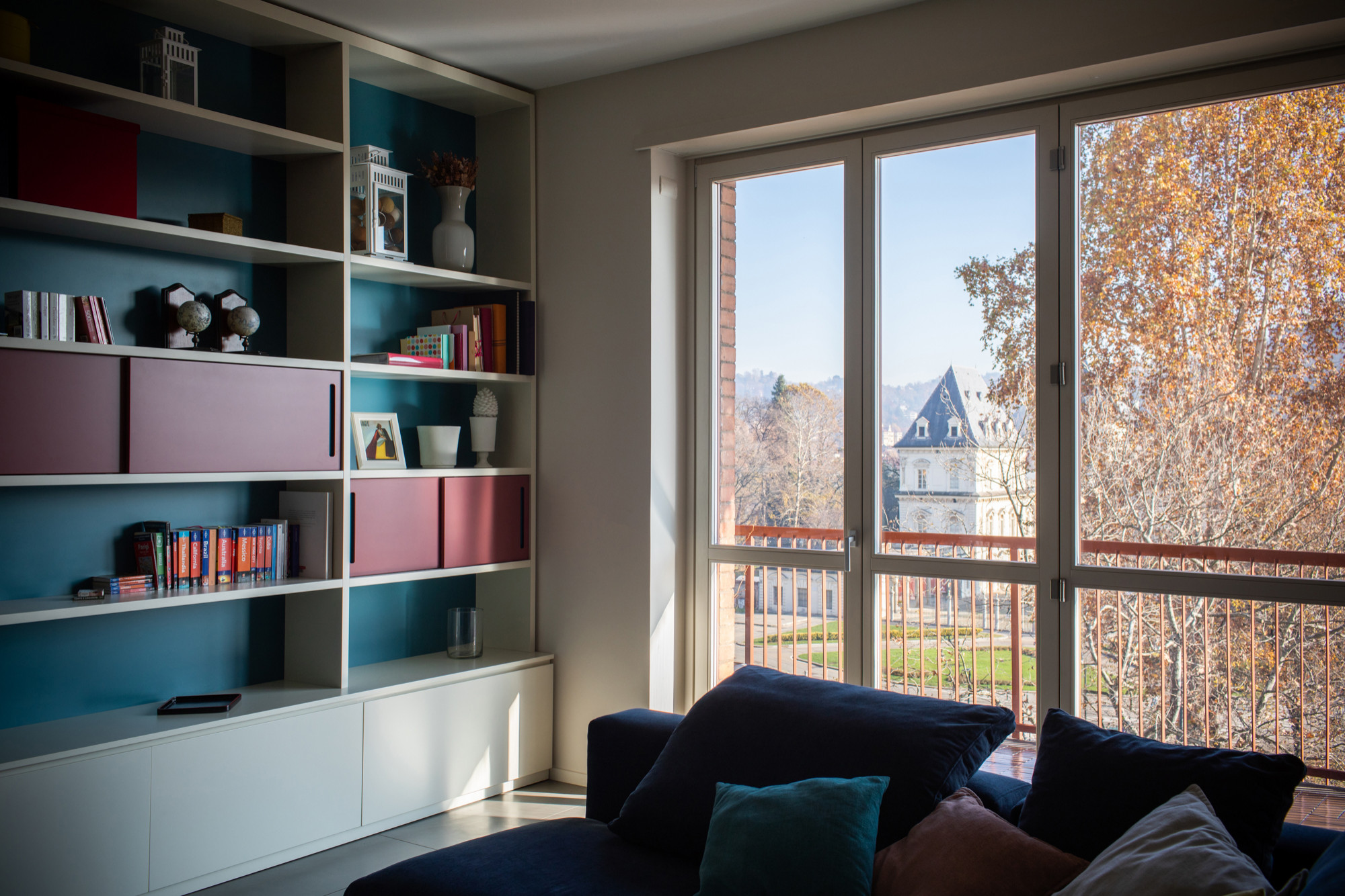 Houzz Италия: Квартира со шкафом-воронкой в прихожей