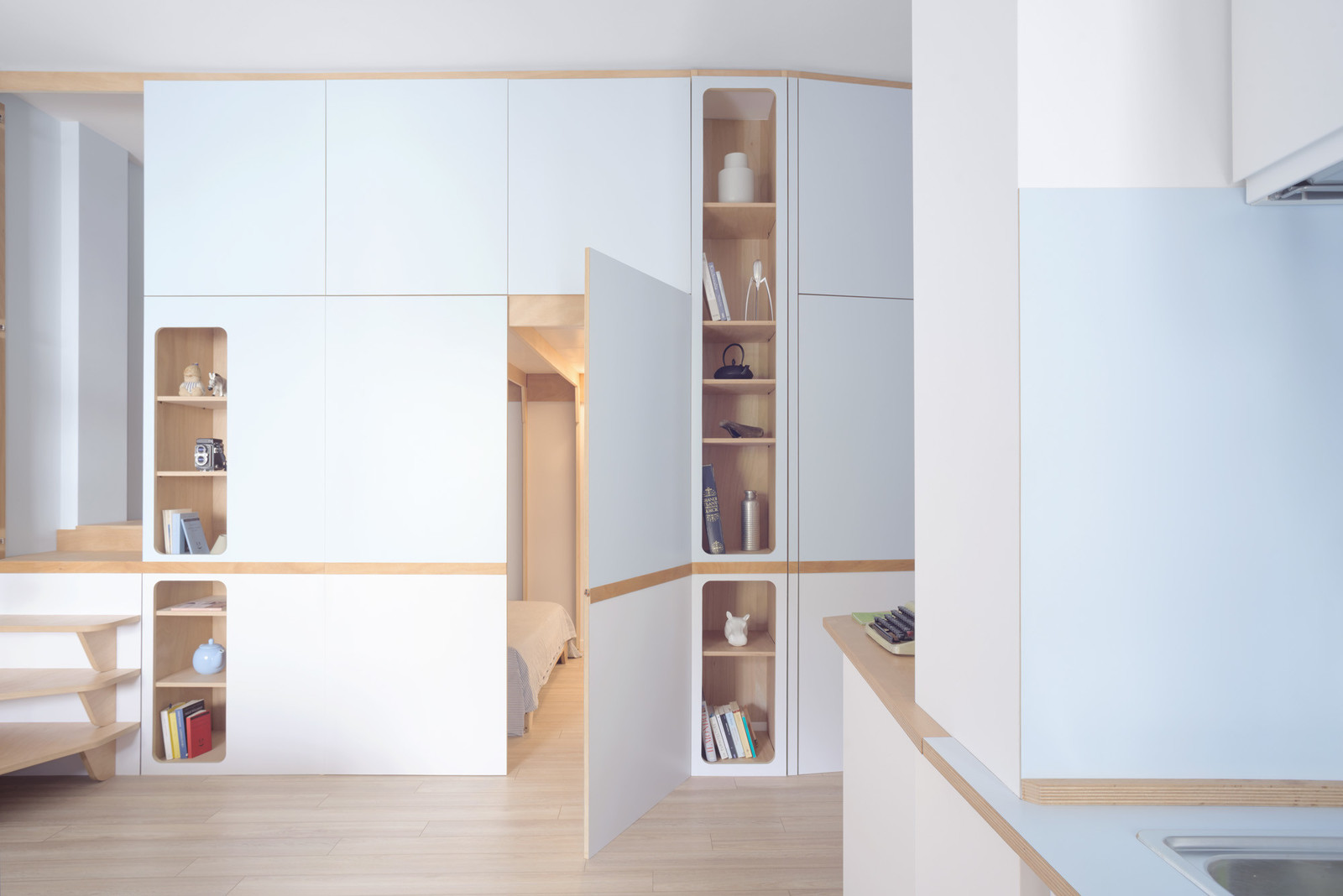 До и после: Студия с двумя спальнями... в шкафу