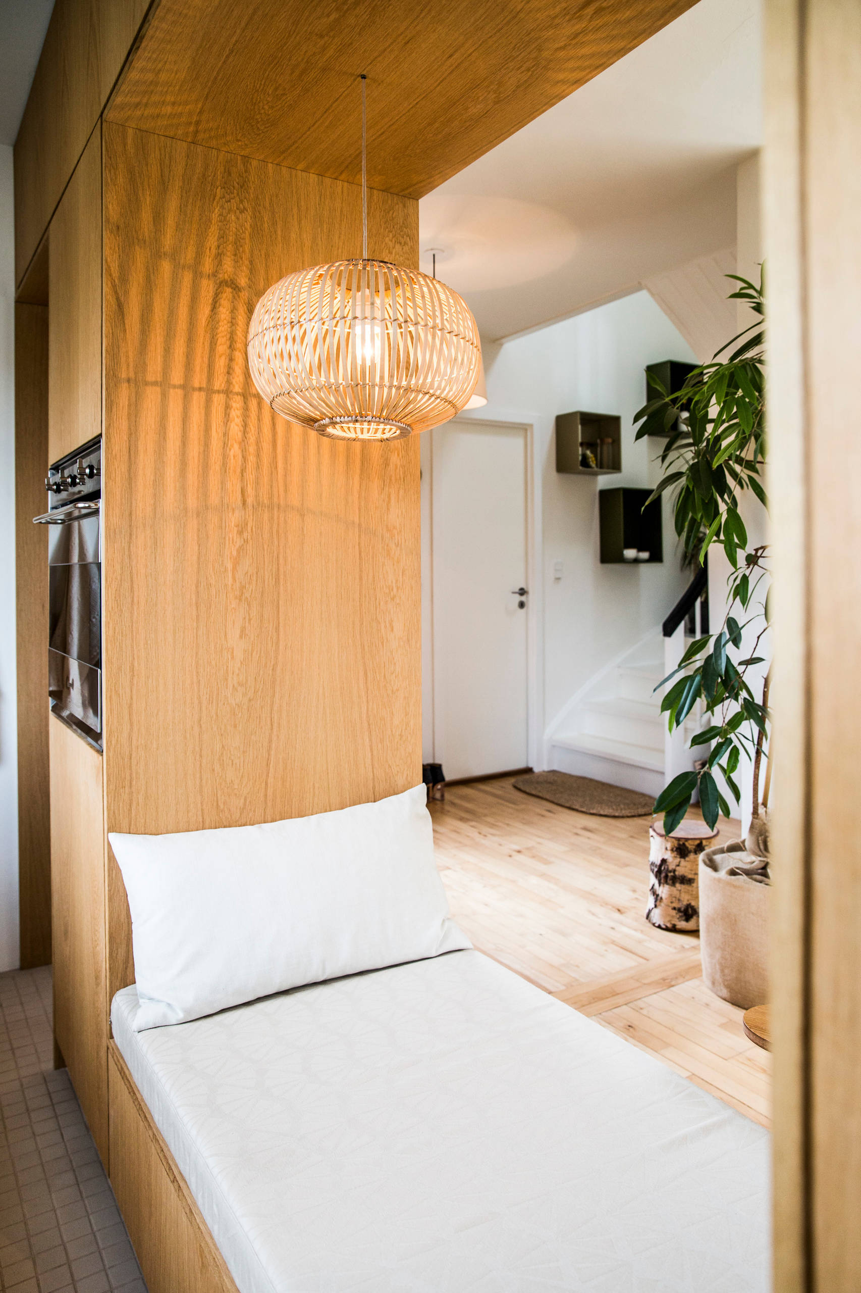 Проект недели: Как датчанка спрятала в ниши кровать и кухню