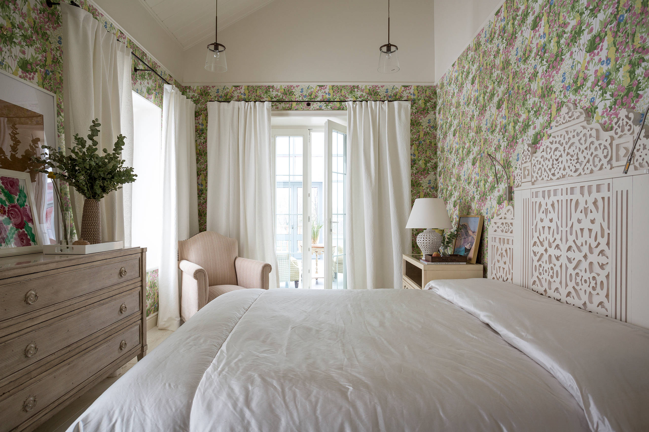 Houzz тур: Камин с изразцами и русские мотивы в доме для трех поколений