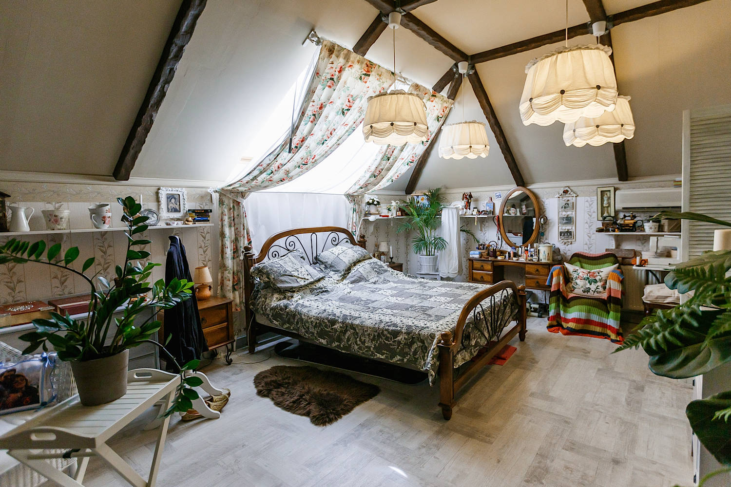 Небо в оконце: Выбираем шторы на мансардное окно со скосом