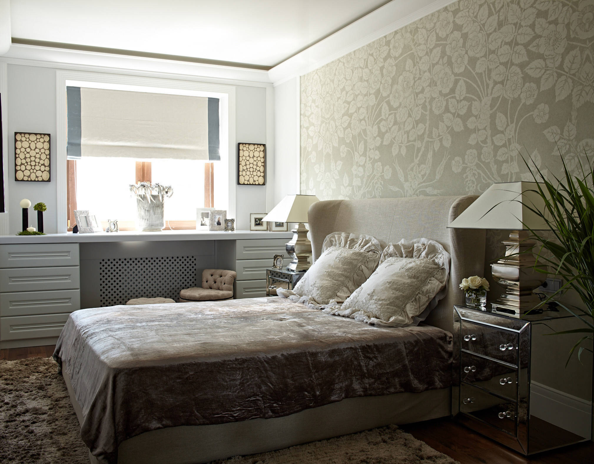 Houzz тур: Квартира с современной живописью и высокими вазами