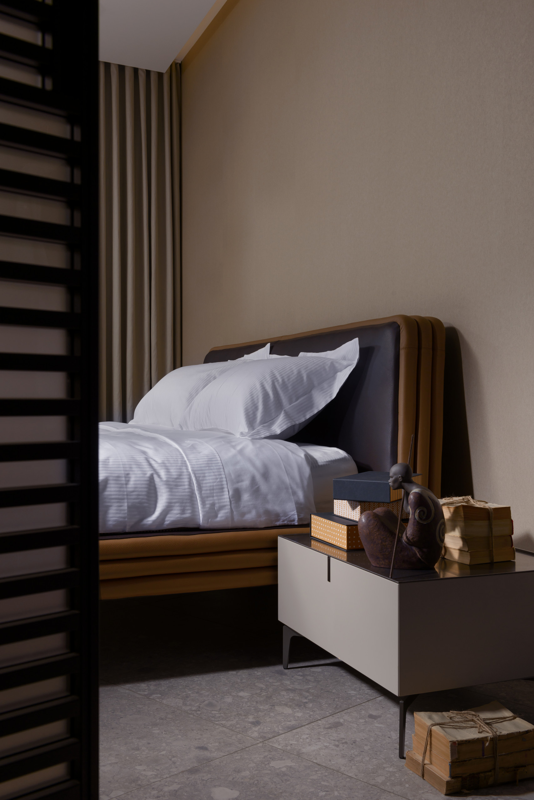 Houzz Украина: Мужская квартира с радиусной стеной