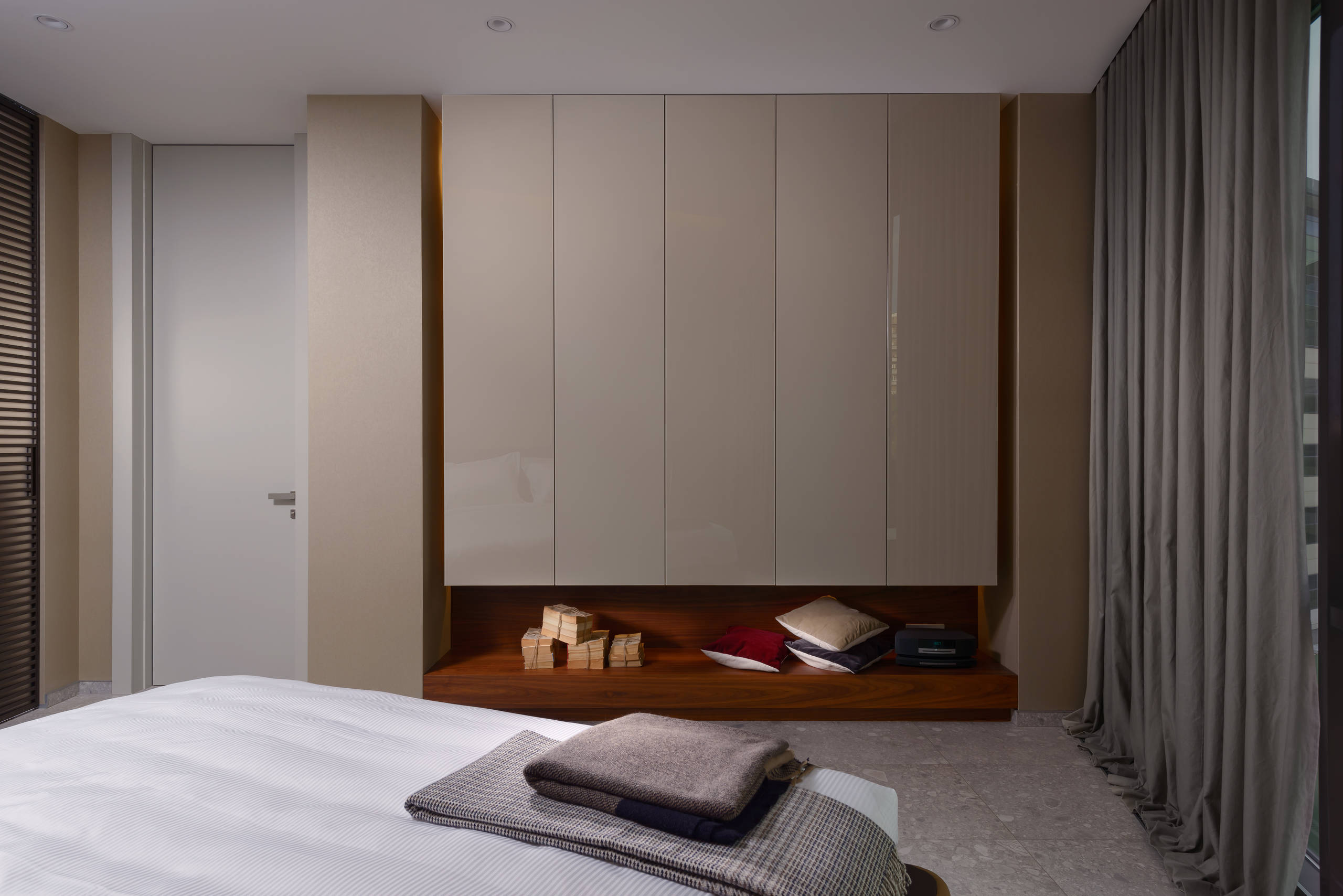 Houzz Украина: Мужская квартира с радиусной стеной