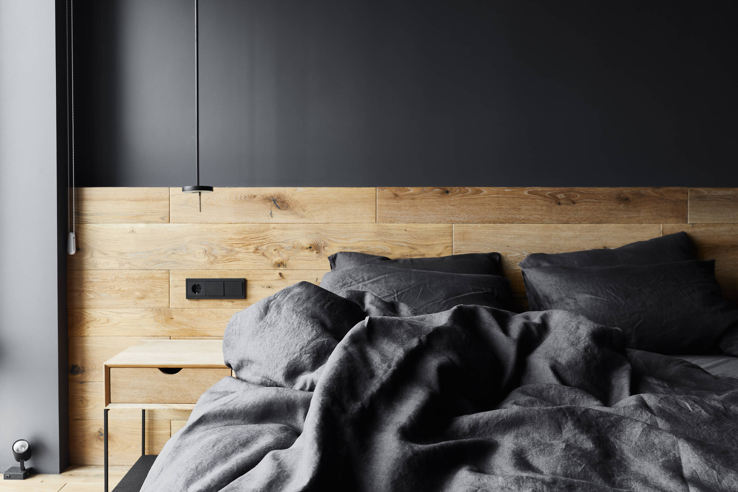 Houzz тур: Квартира с чёрной спальней и прозрачным санузлом